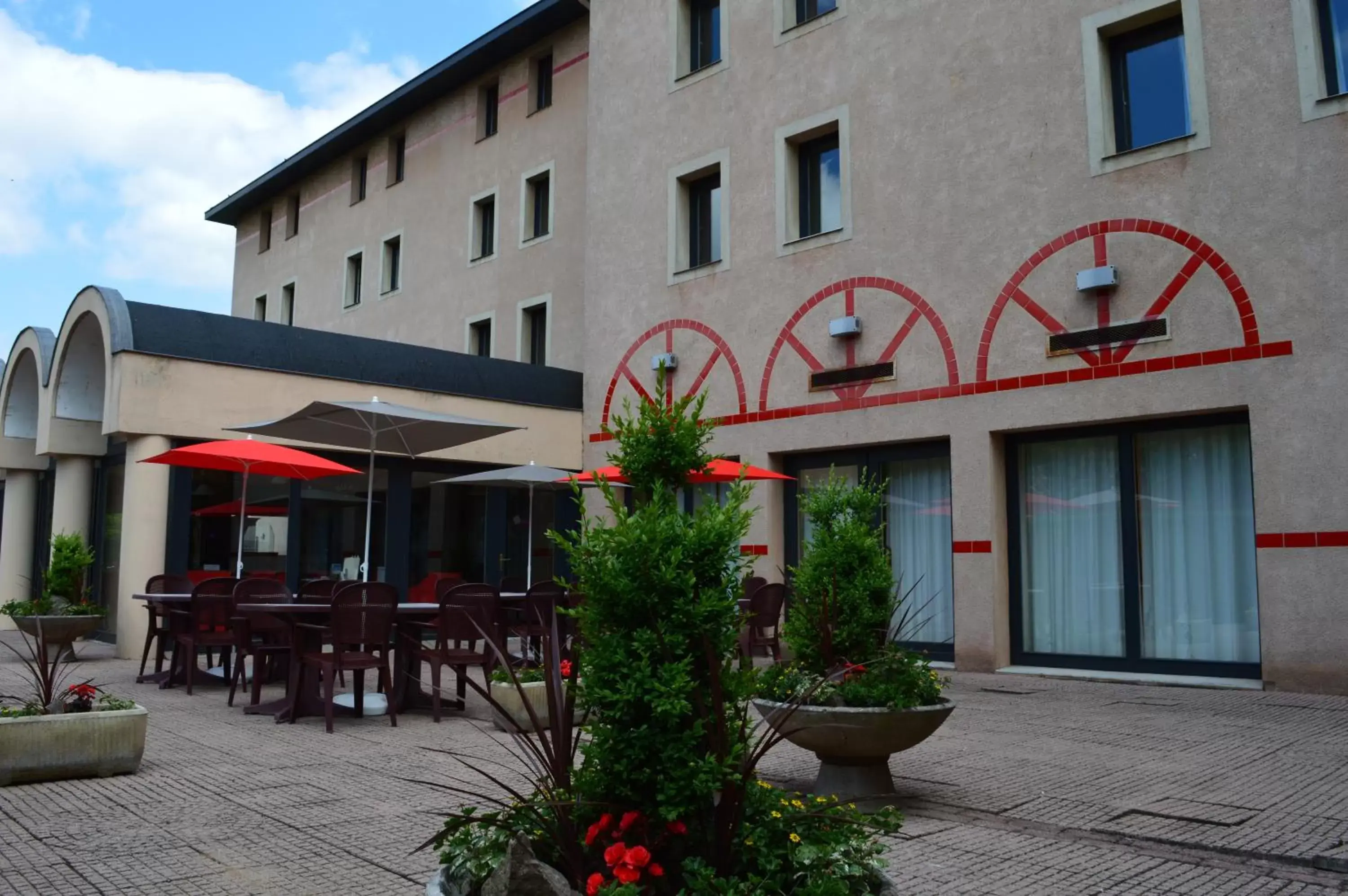 Patio, Property Building in ibis Epinal Centre