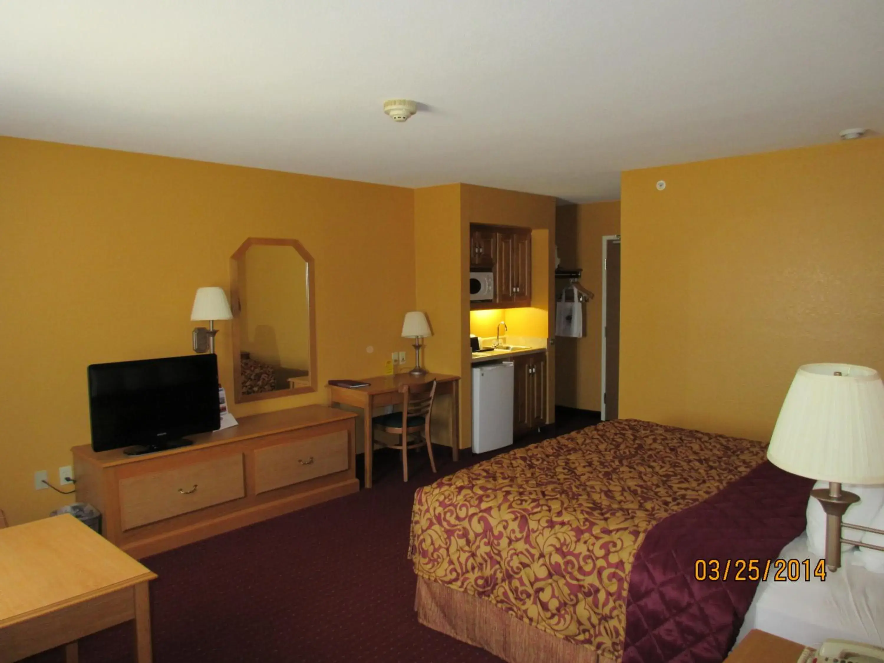 Bed, TV/Entertainment Center in Parkfield Inn - Warsaw