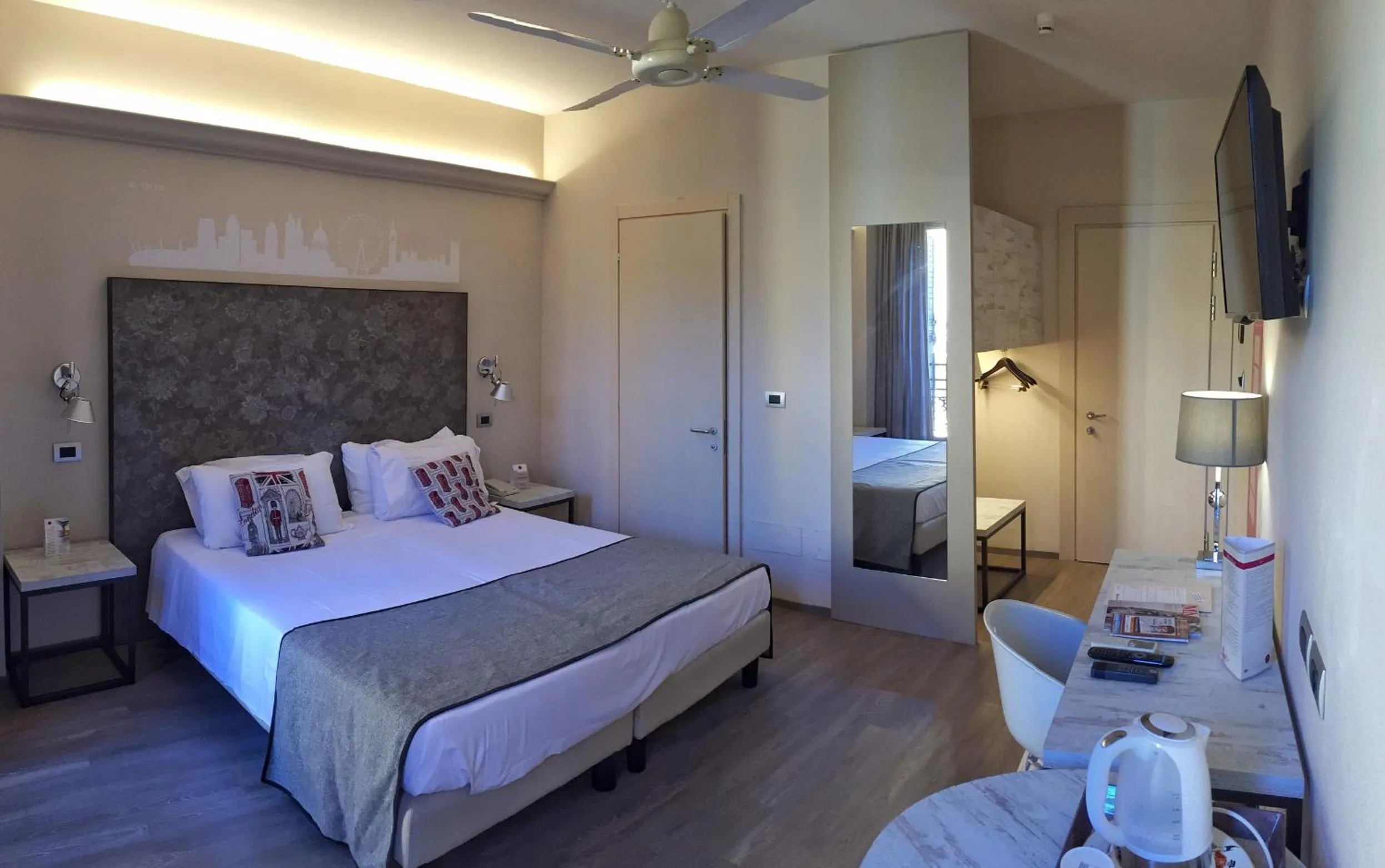 Bedroom, Bed in Hotel Touring