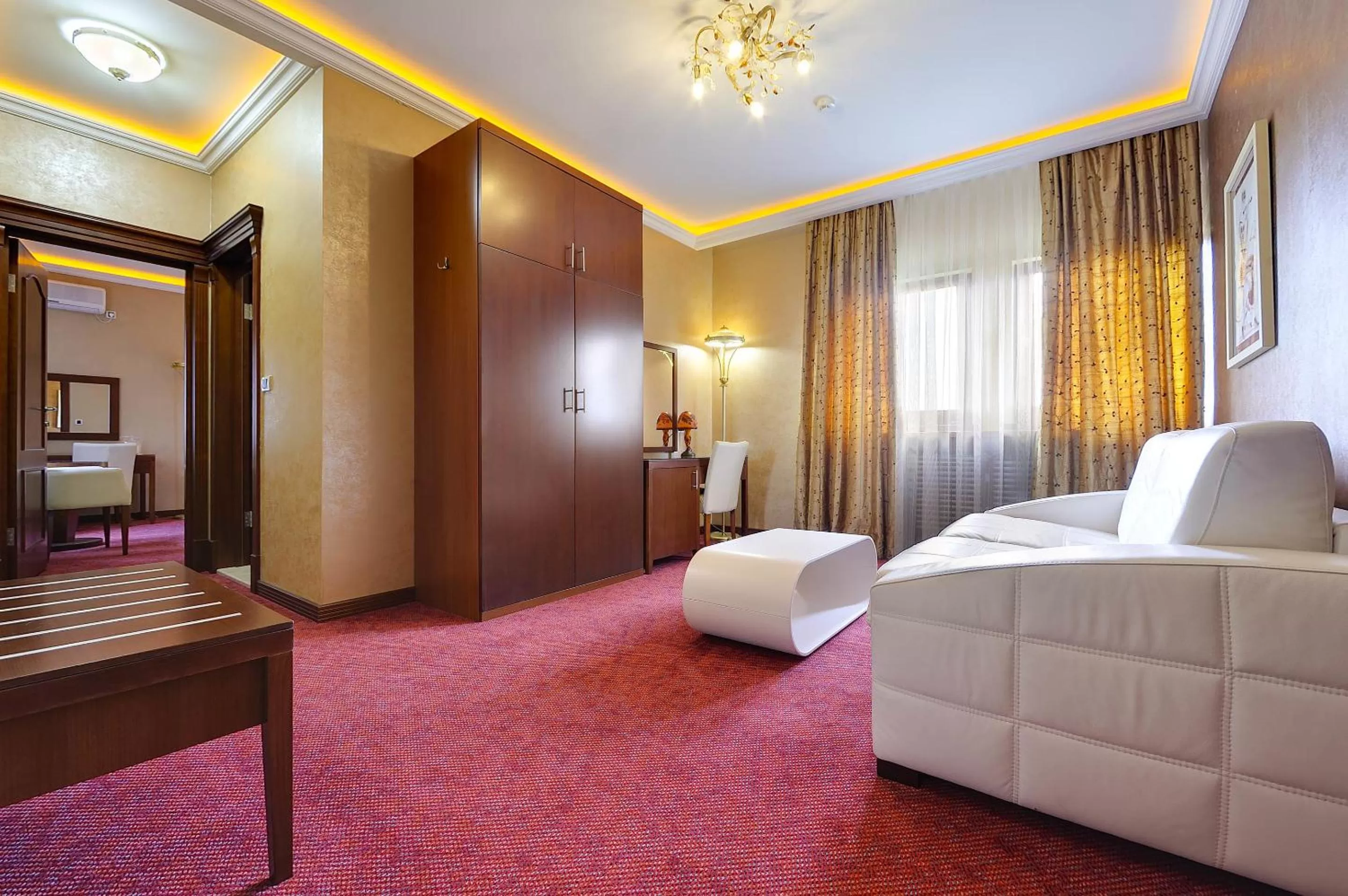 Shower, Bed in Hotel Sucevic Garni