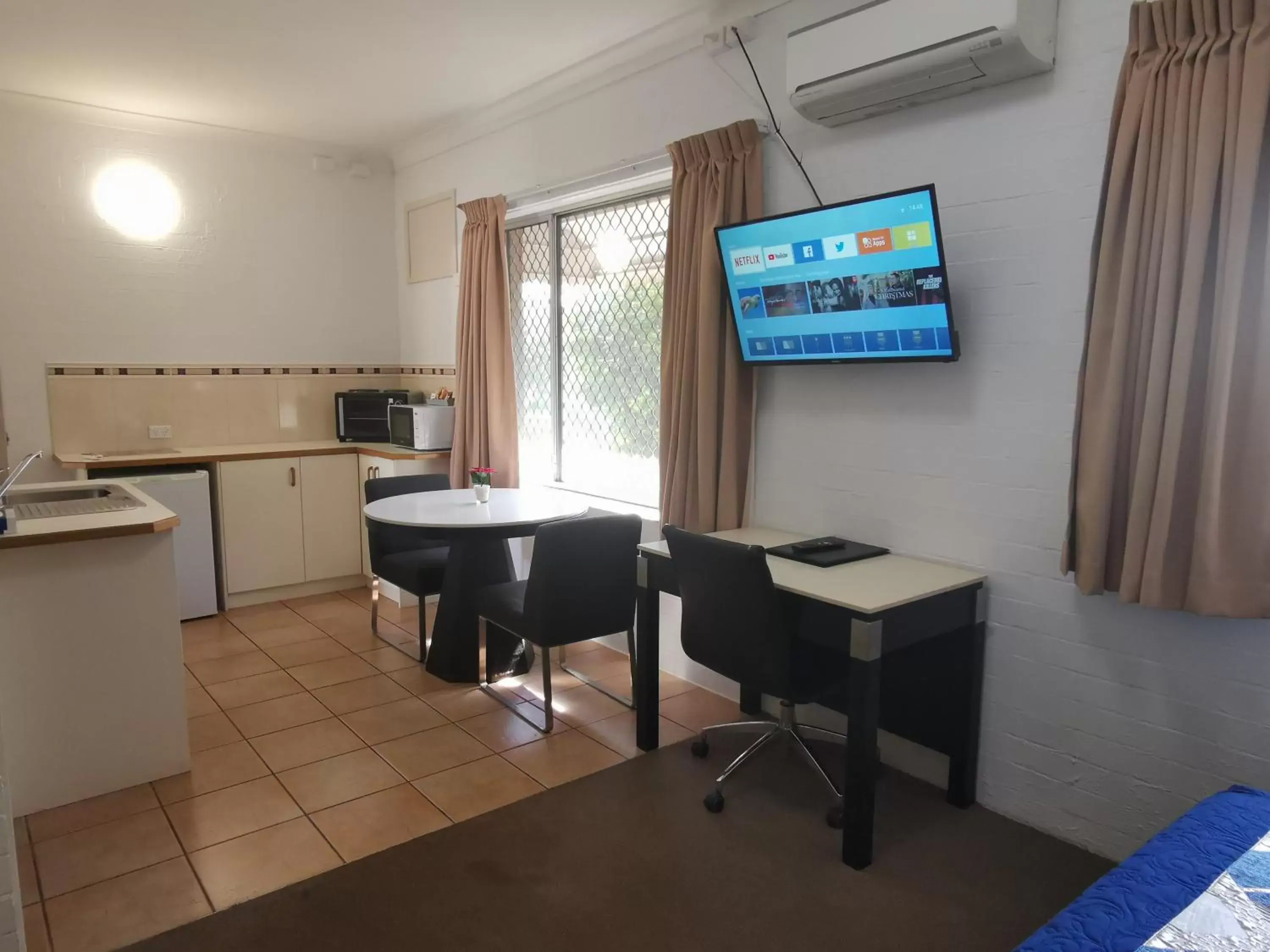 Kitchen or kitchenette, TV/Entertainment Center in Leichhardt Motor Inn