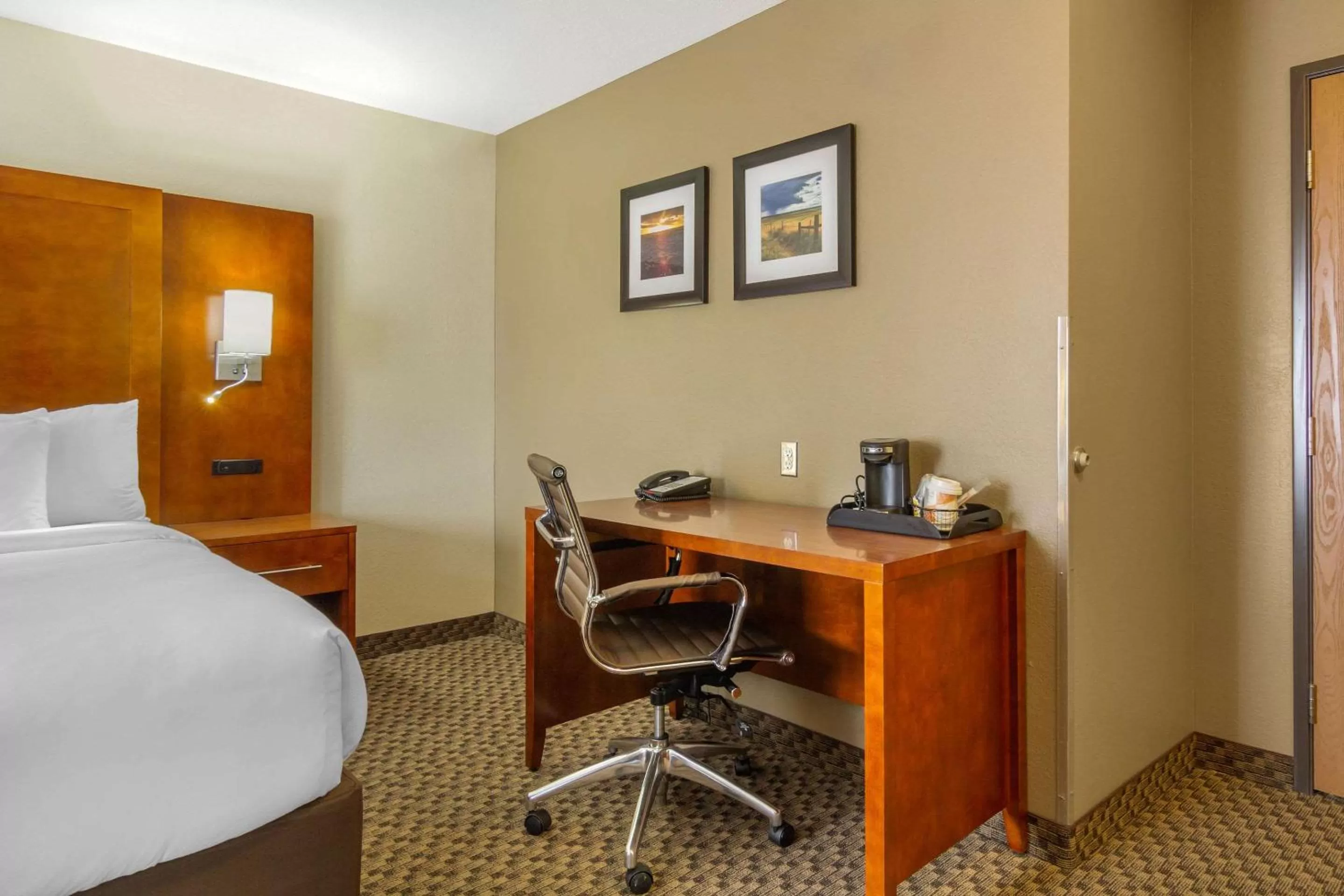 Photo of the whole room, Bed in Comfort Inn & Suites Sterling