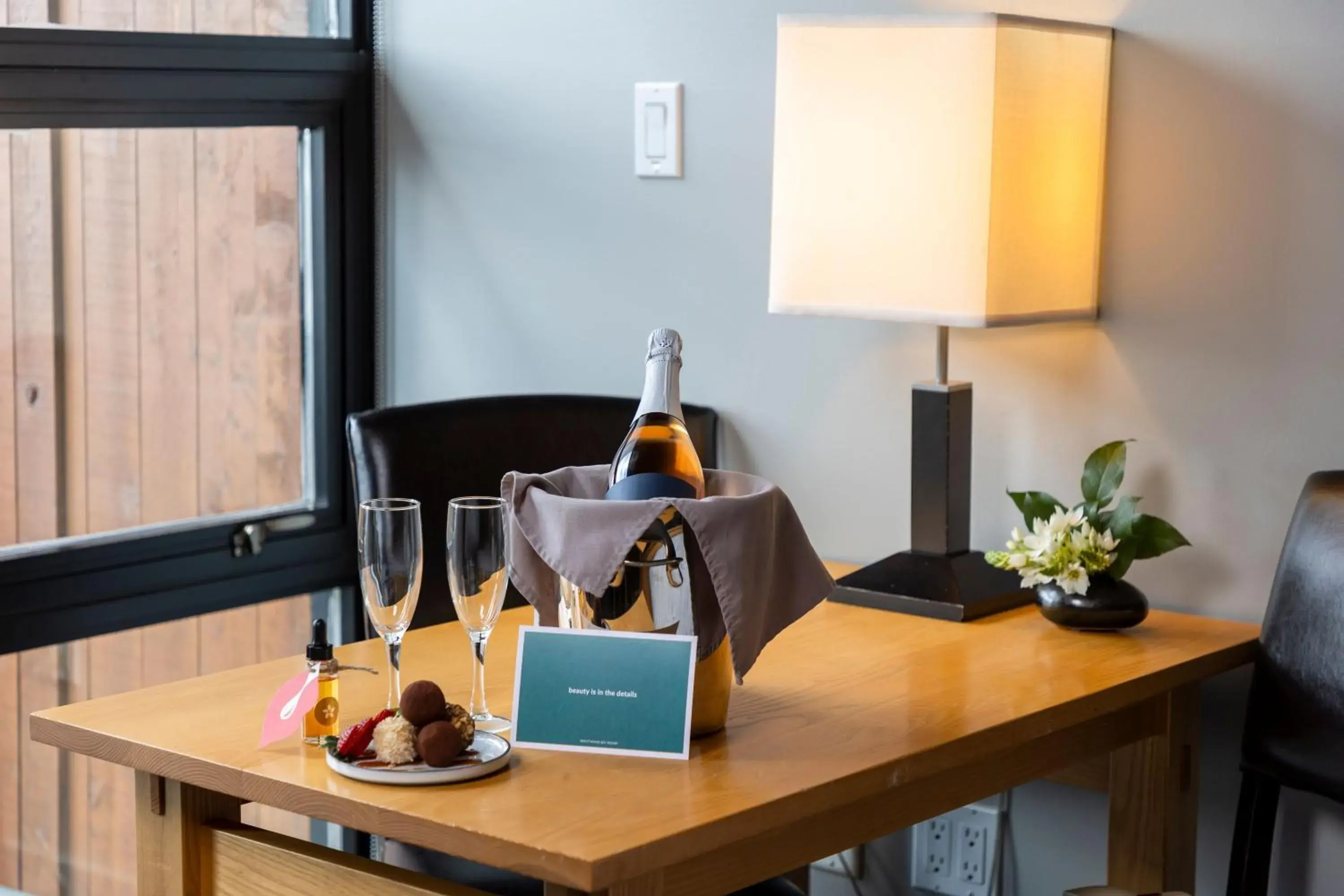 Seating area, Drinks in Brentwood Bay Resort