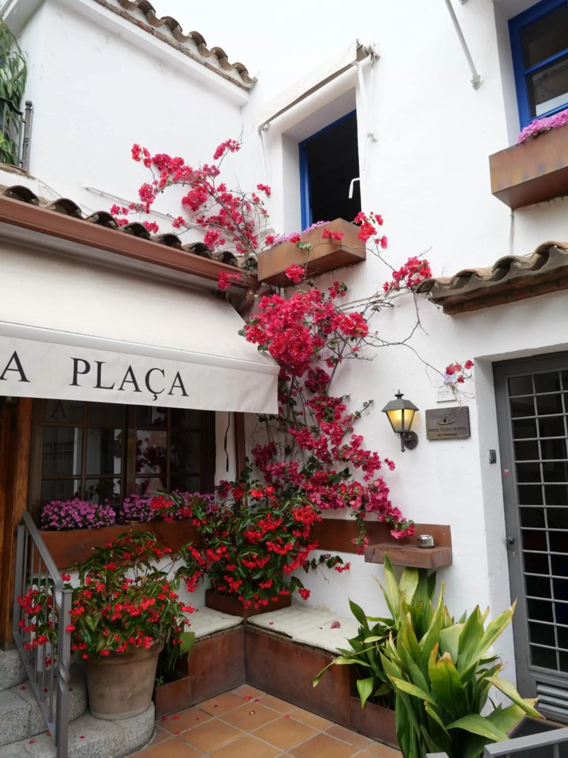 Property building in Hostal de la Plaça - Hotel Boutique