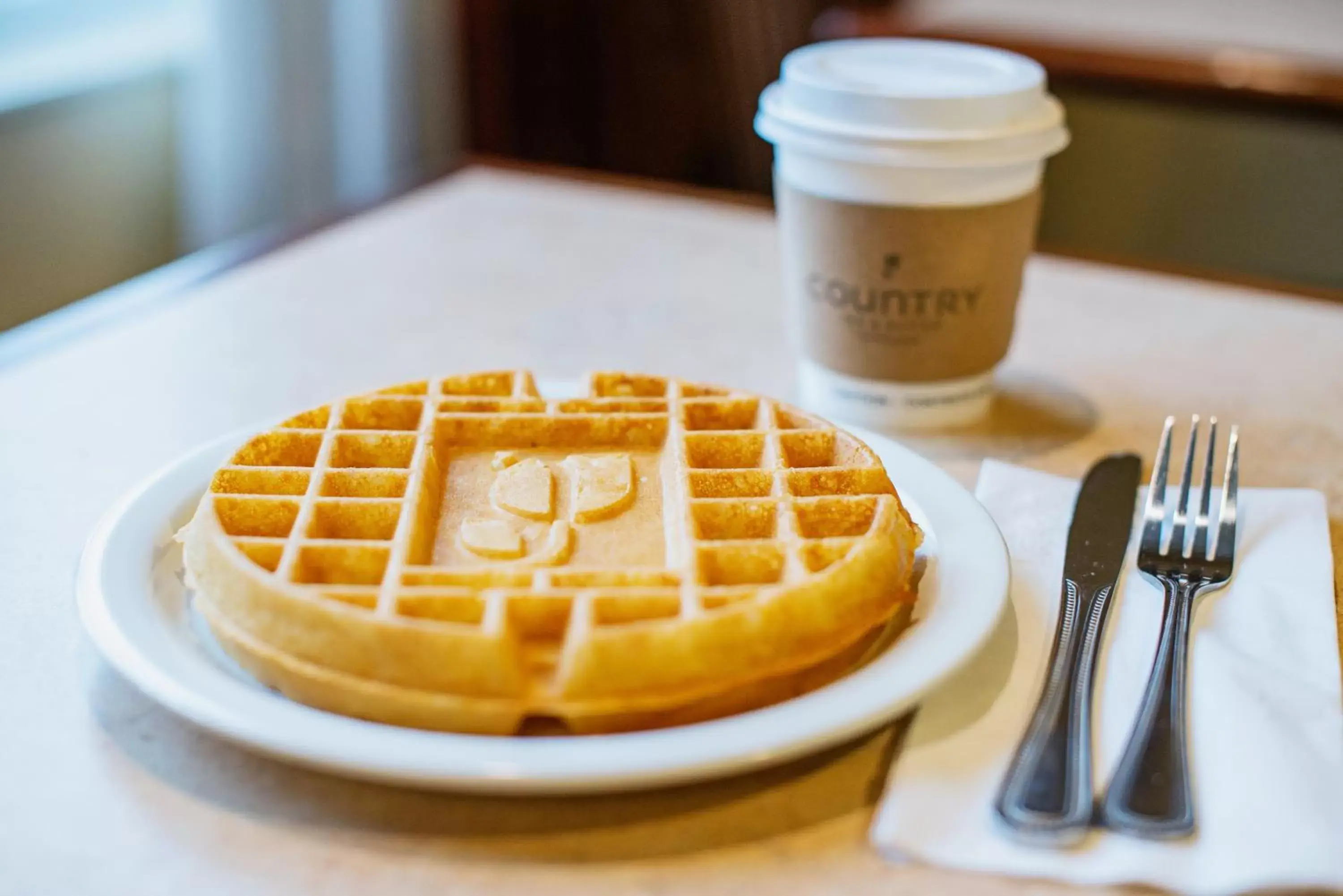 Breakfast in Country Inn & Suites by Radisson, Milwaukee West (Brookfield), WI