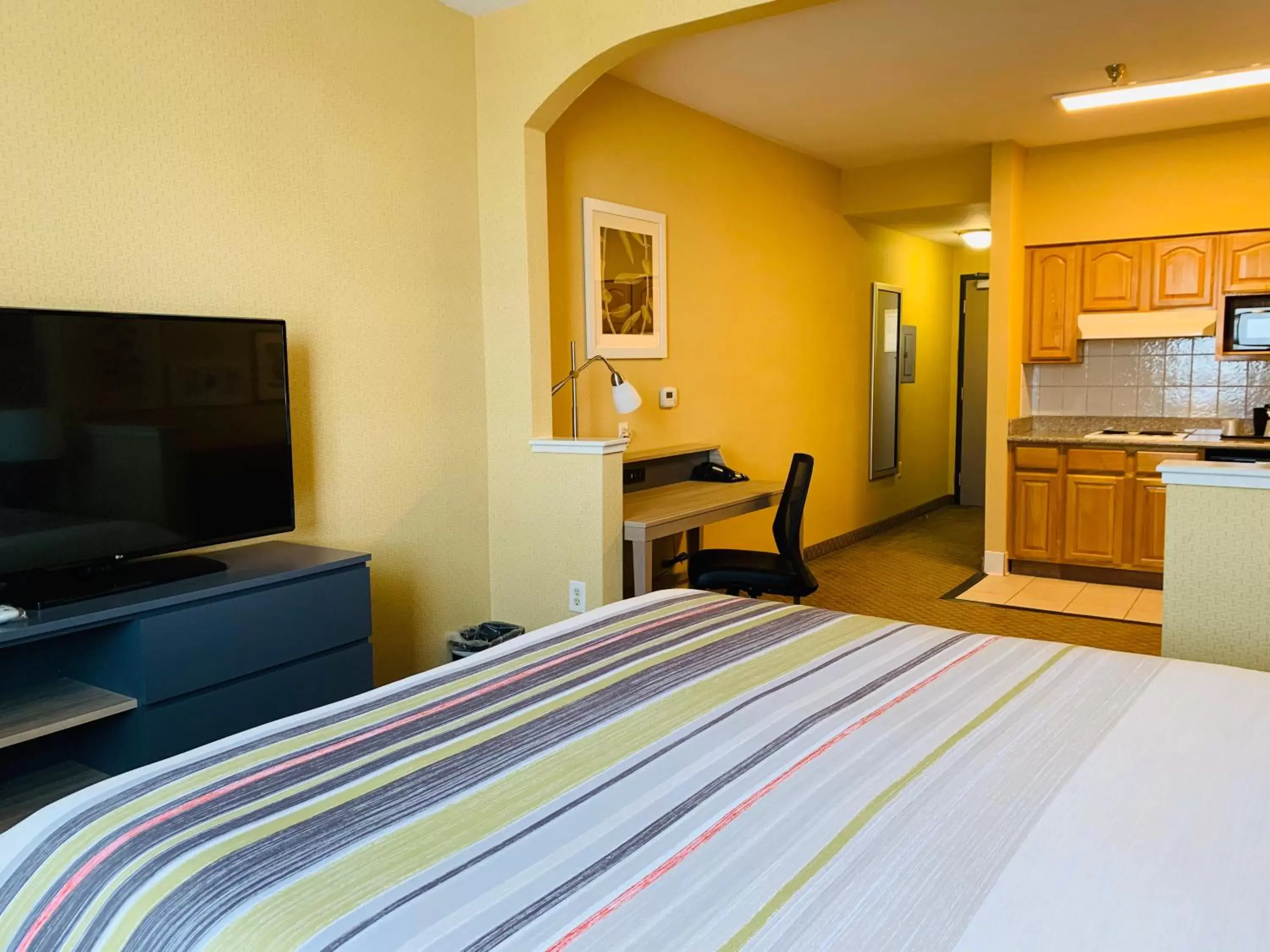 Bed, TV/Entertainment Center in Country Inn & Suites by Radisson, San Jose International Airport, CA
