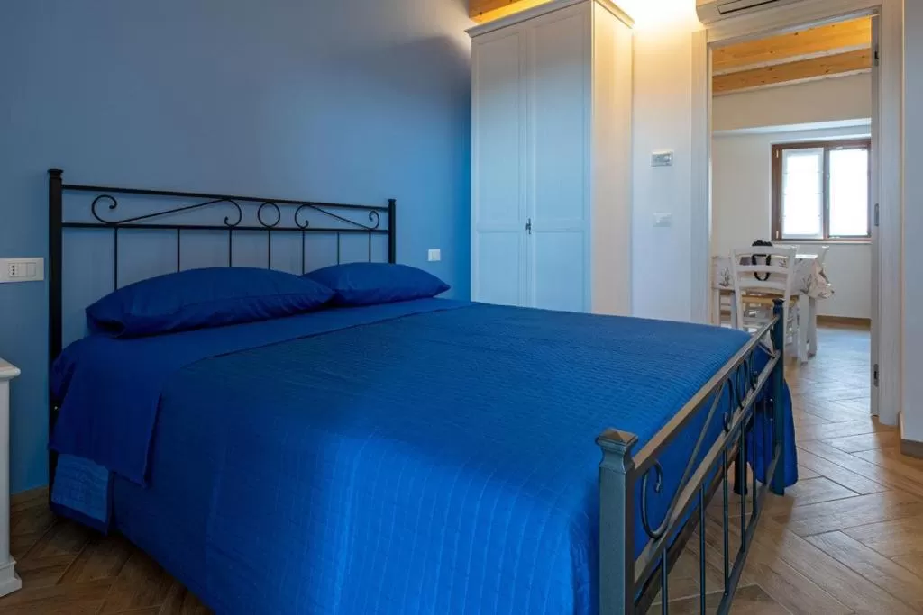 Photo of the whole room, Bed in IL MASCHERONE