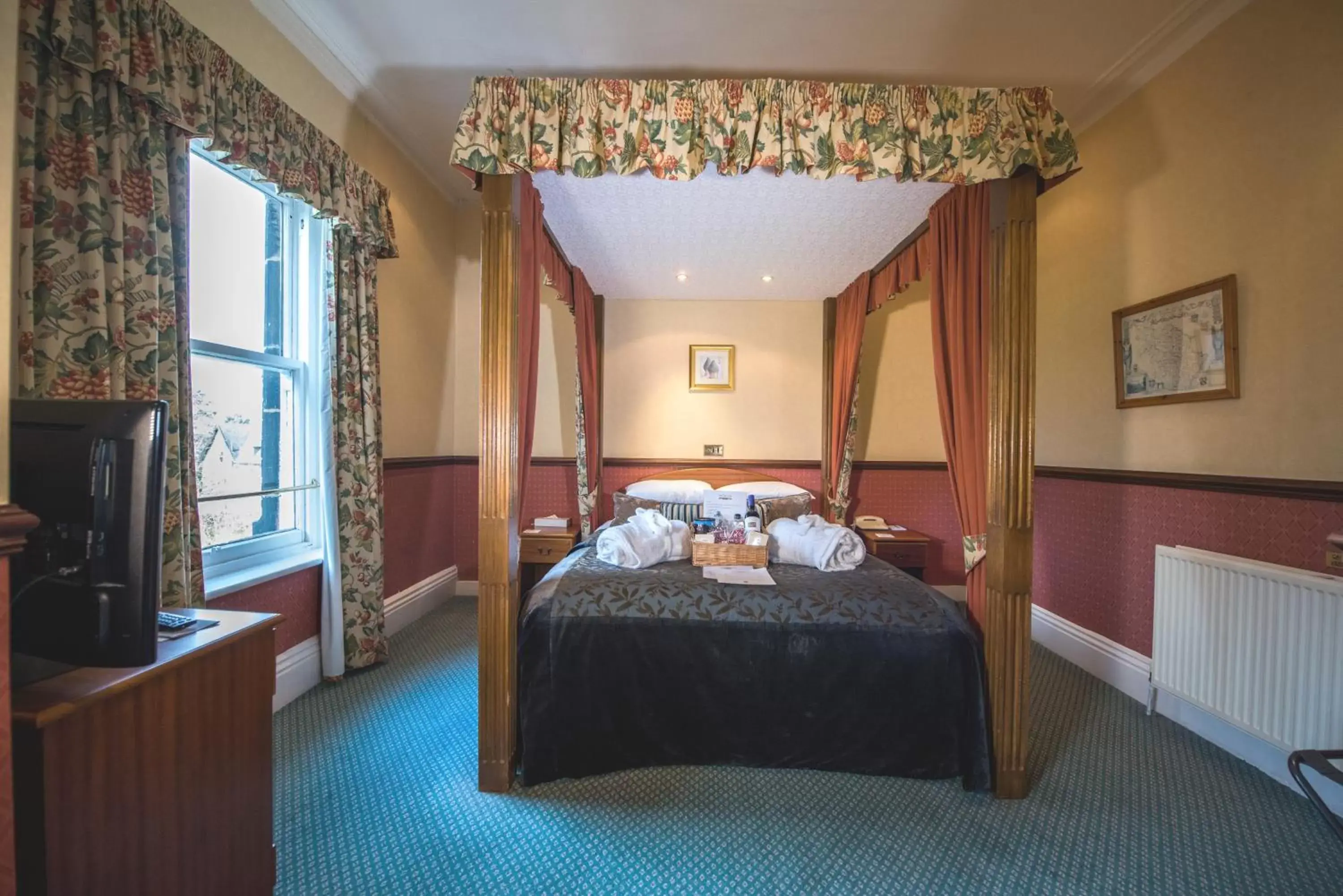 Double Room with Four Poster Bed in Cairn Hotel