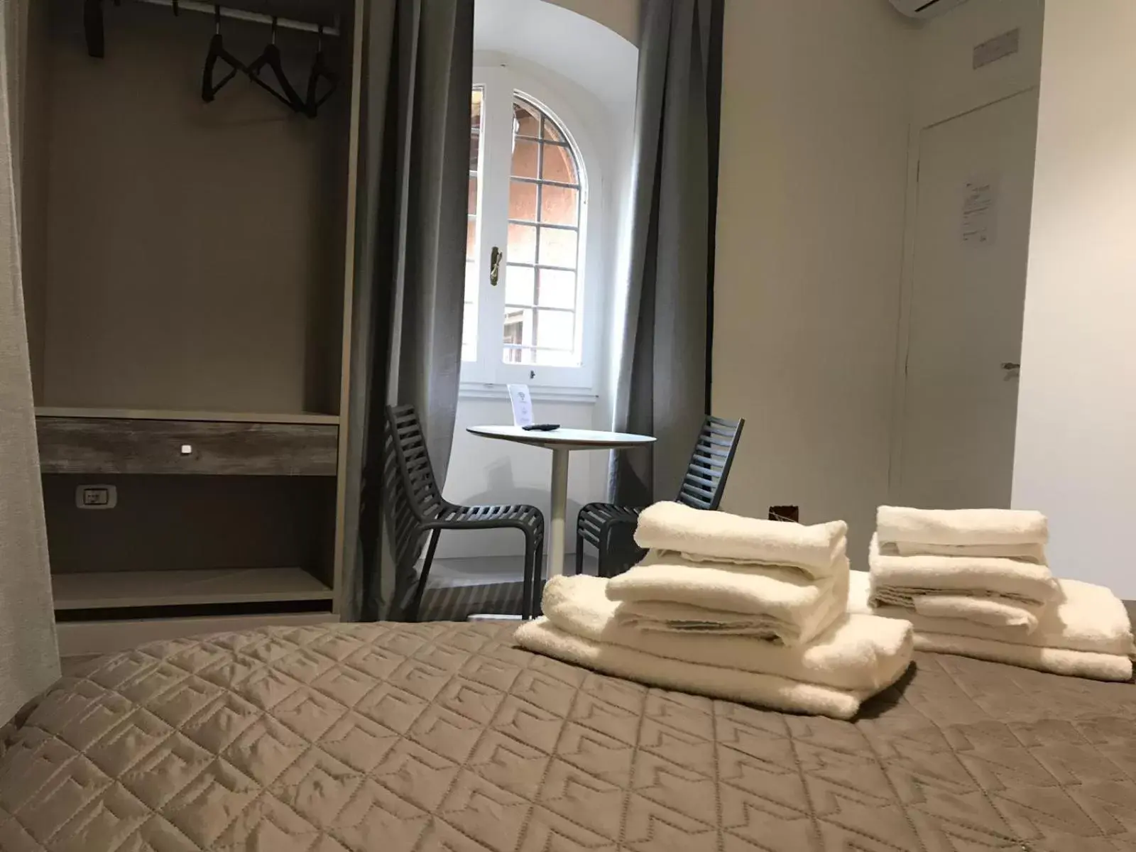 Photo of the whole room, Bed in BorgoNove