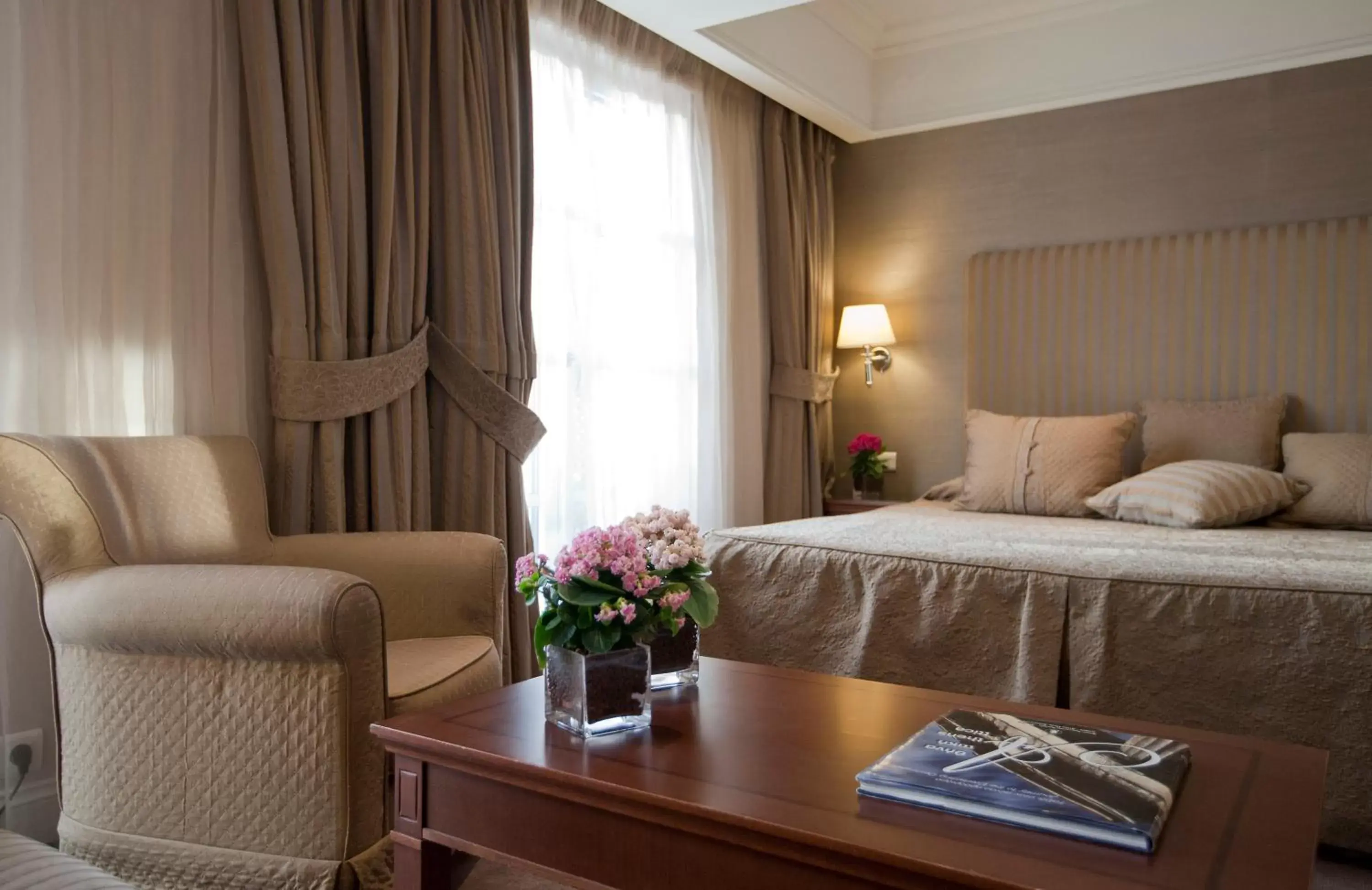 Bedroom, Bed in Hera Hotel