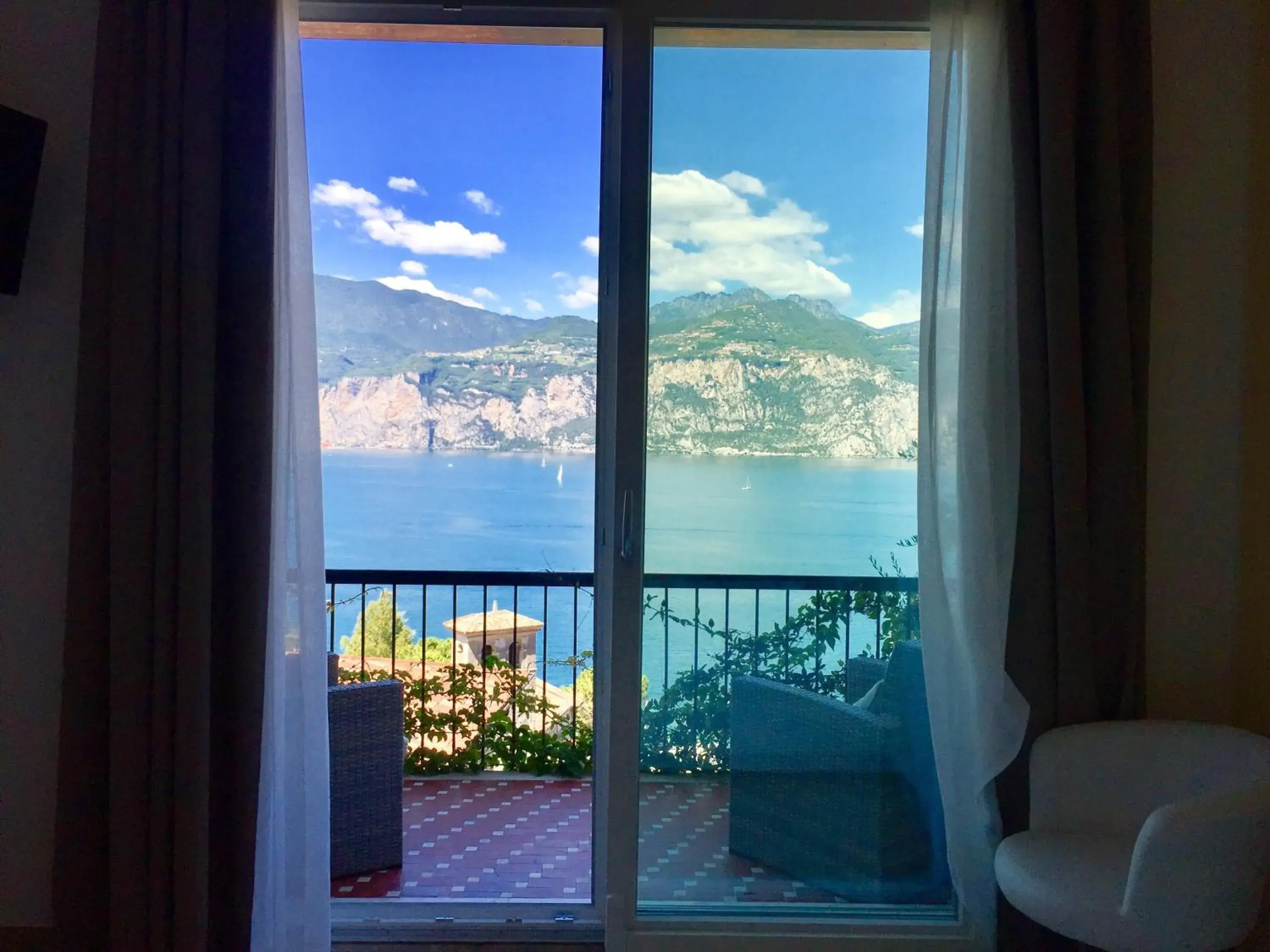 Photo of the whole room, River View in Villa Emma Malcesine