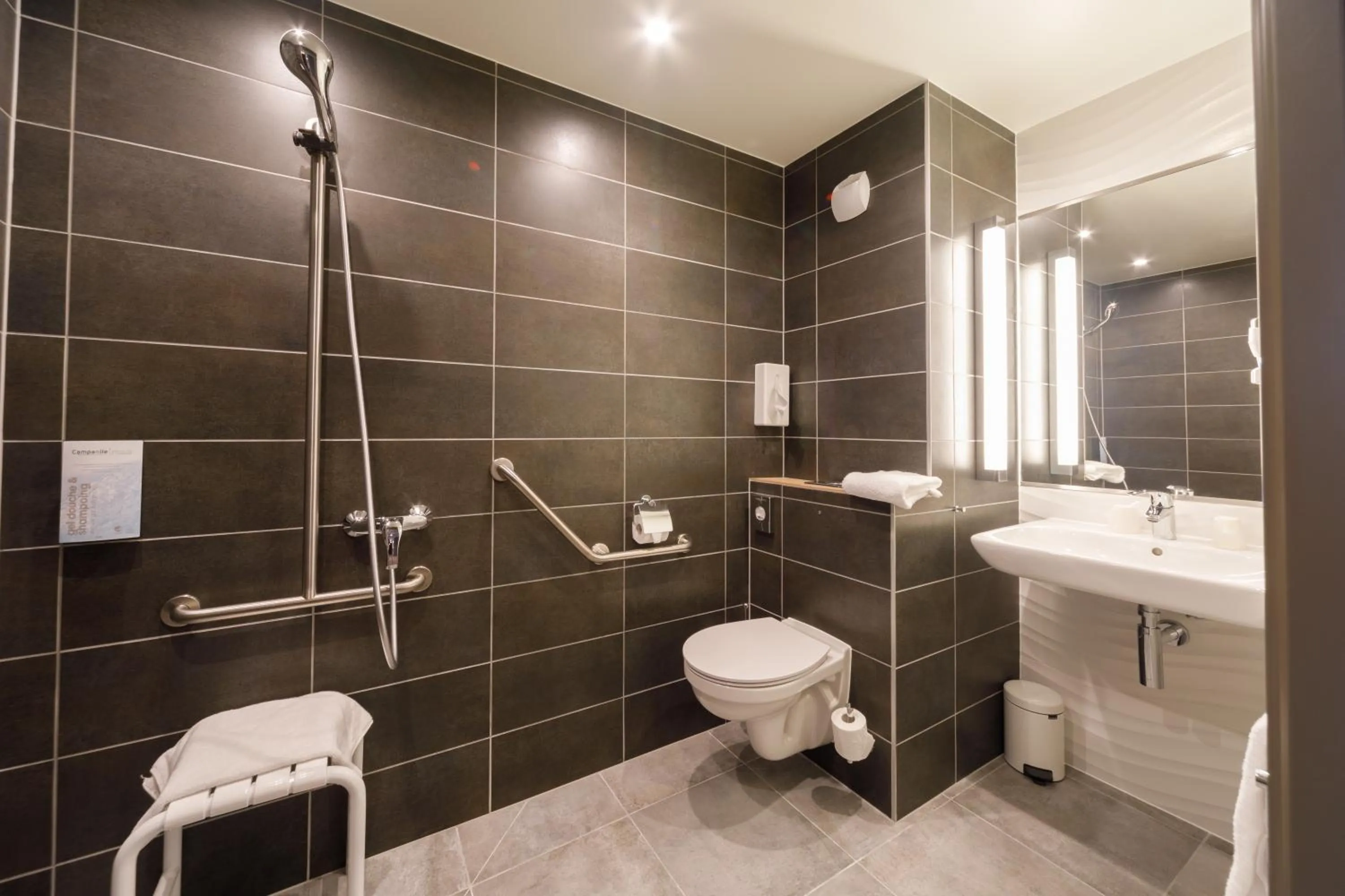 Bathroom in Campanile Annemasse Est Findrol CHAL