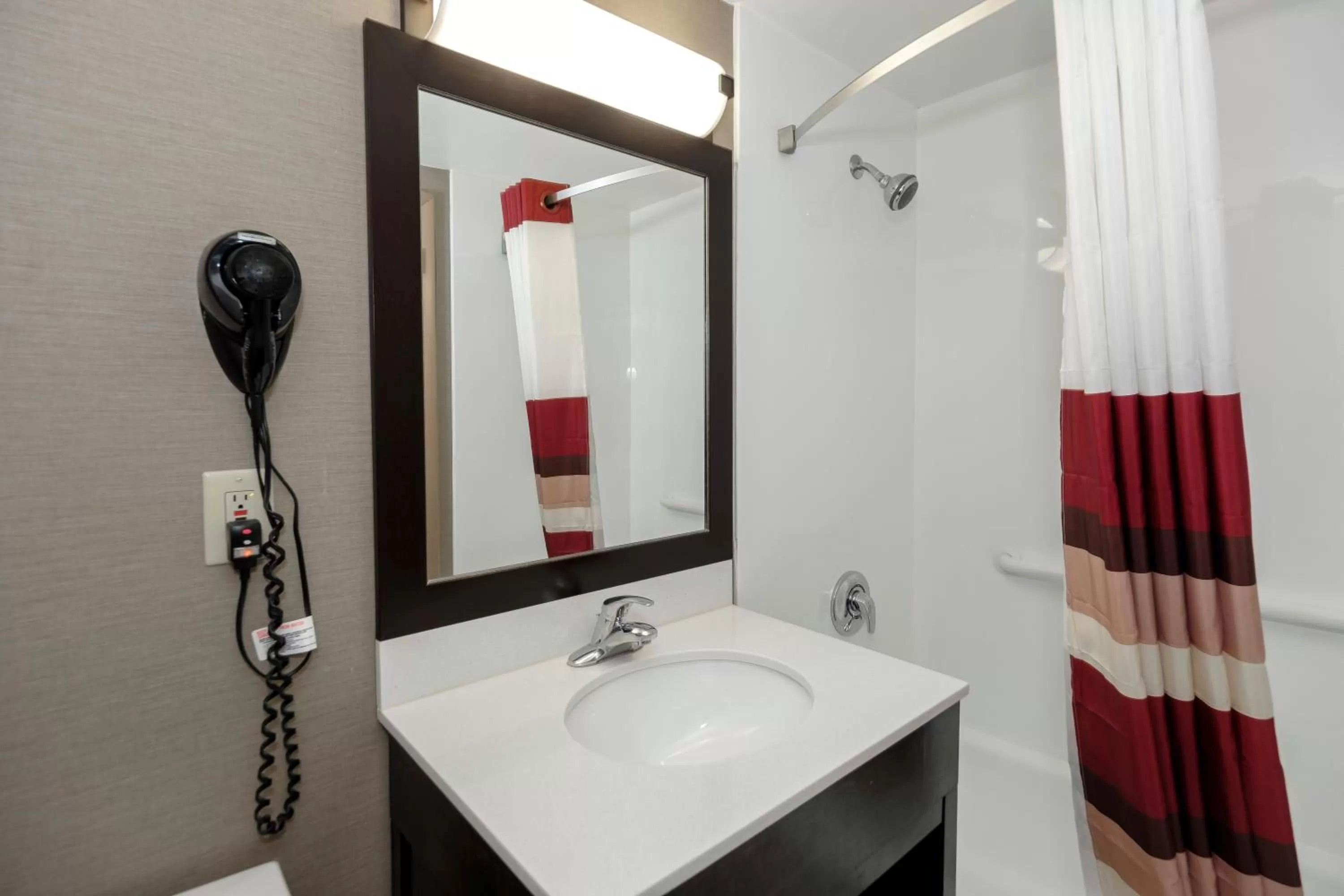 Bathroom in Red Roof Inn & Suites Newburgh - Stewart Airport West Point