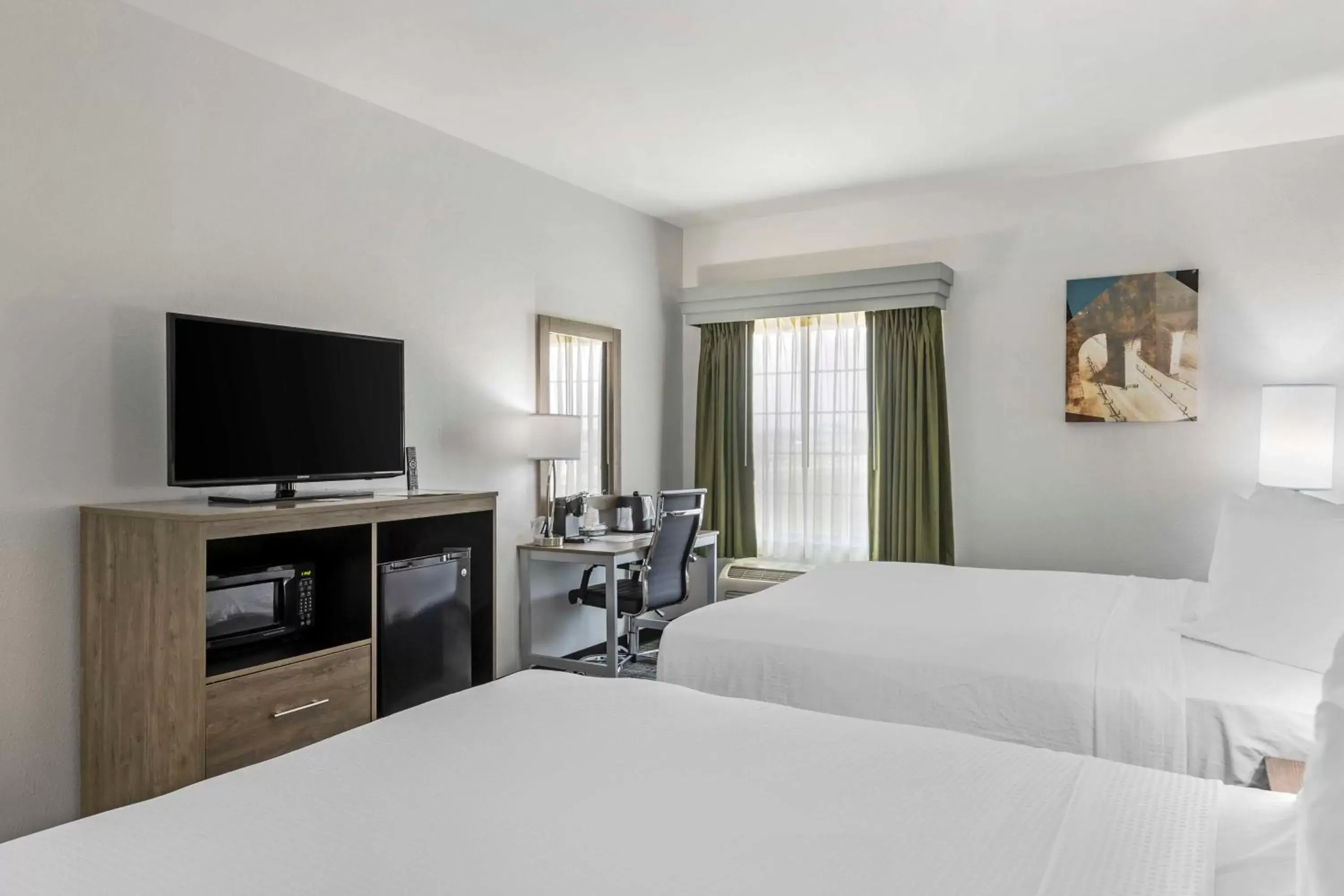 Bedroom, Bed in Best Western Plus MidAmerica Hotel