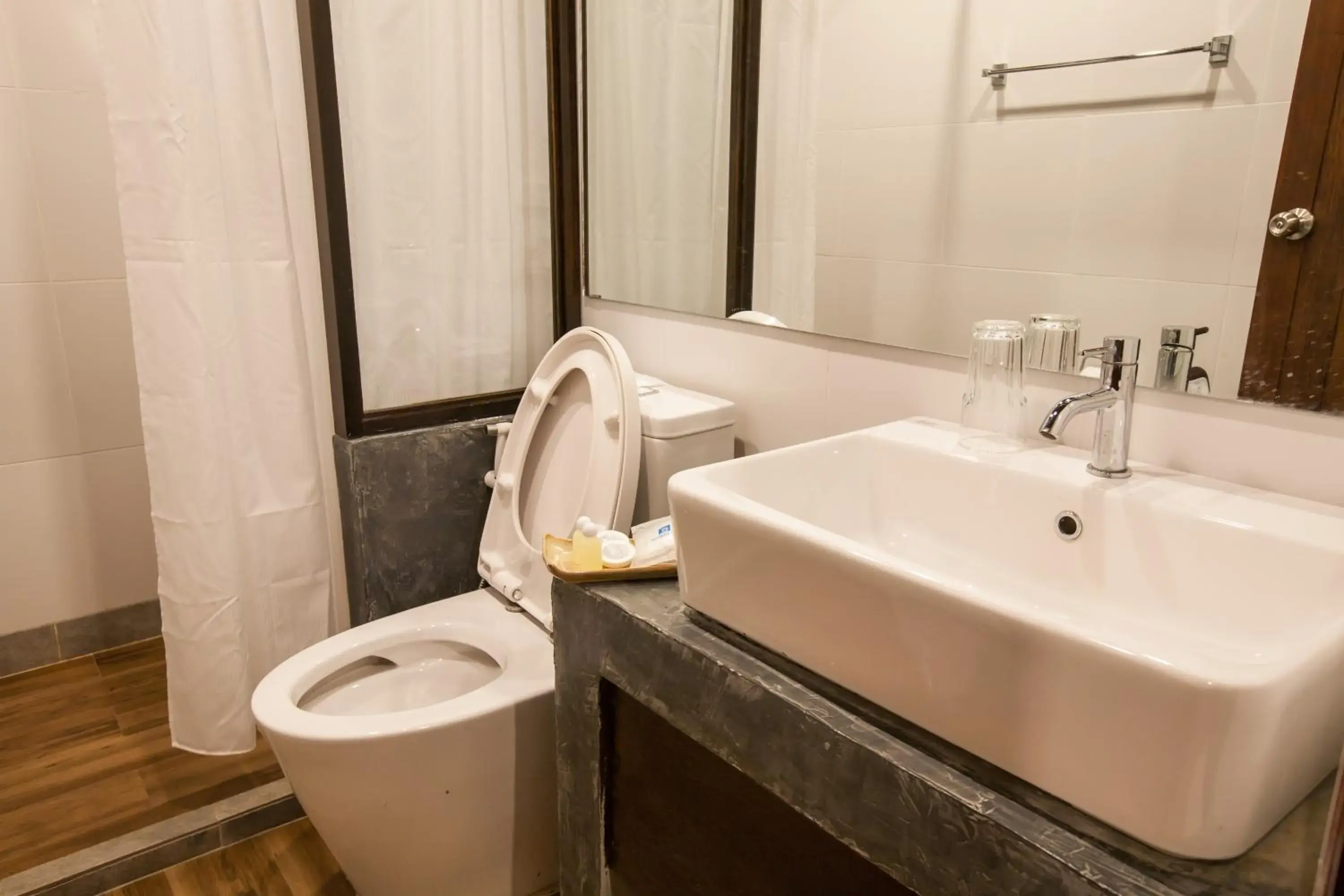 Bathroom in Baantalay Thungwualaen Hotel