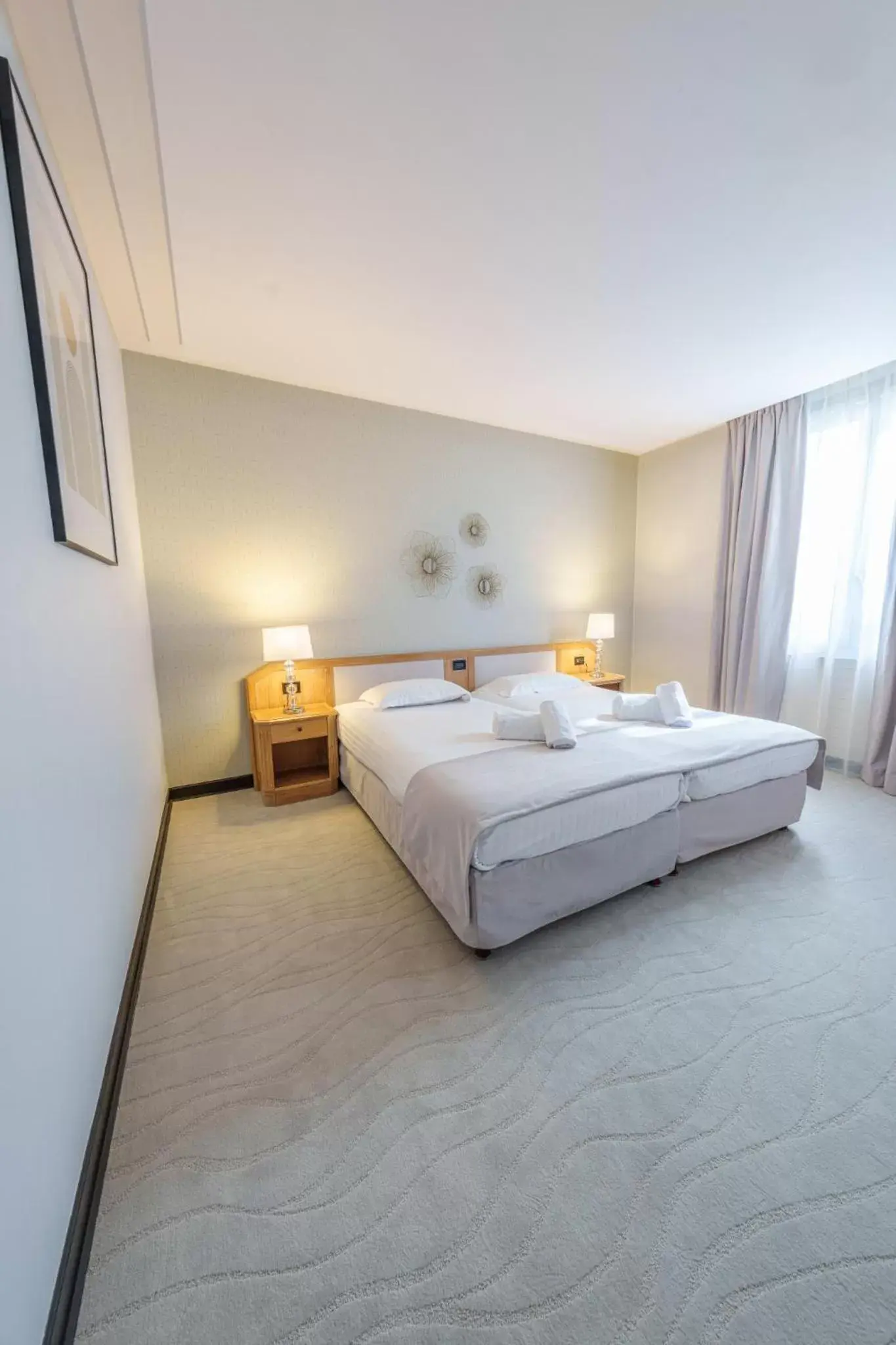 Superior Twin Room with City View in Hôtel Le Picardy