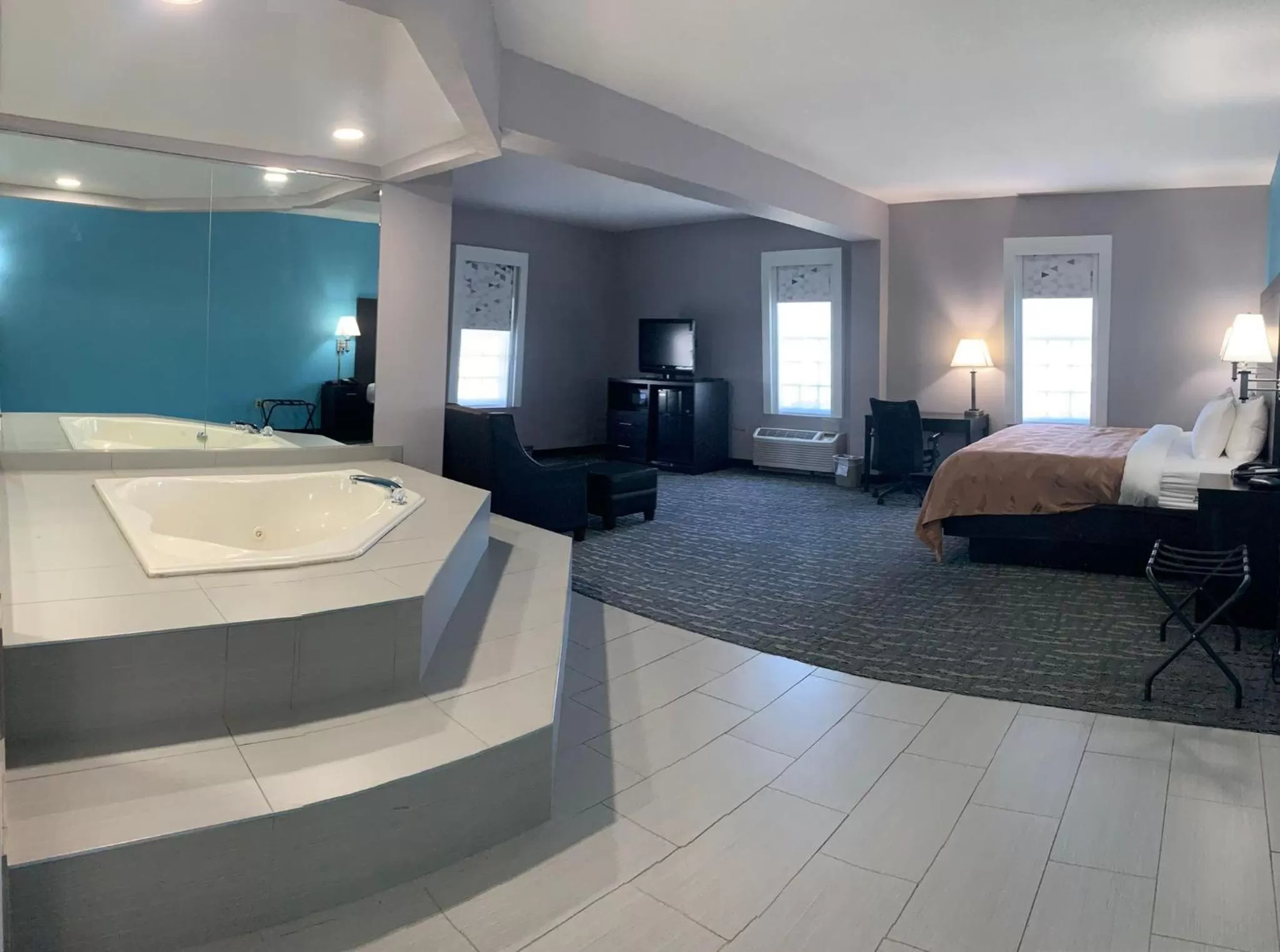 Hot Tub, Bed in Quality Inn & Suites Edgefield