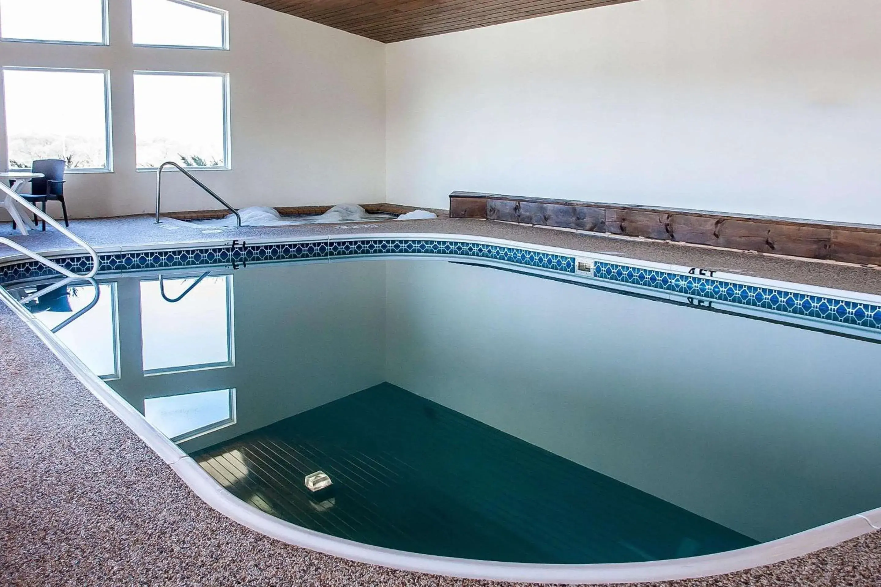 Hot Tub, Swimming Pool in Comfort Inn Fergus Falls