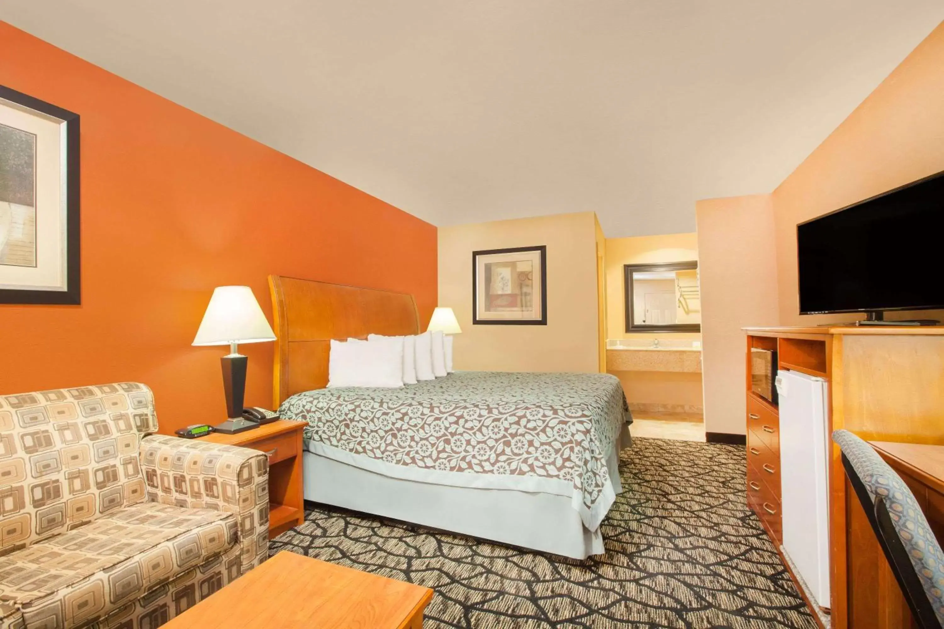 Photo of the whole room, Bed in Days Inn by Wyndham Centerville