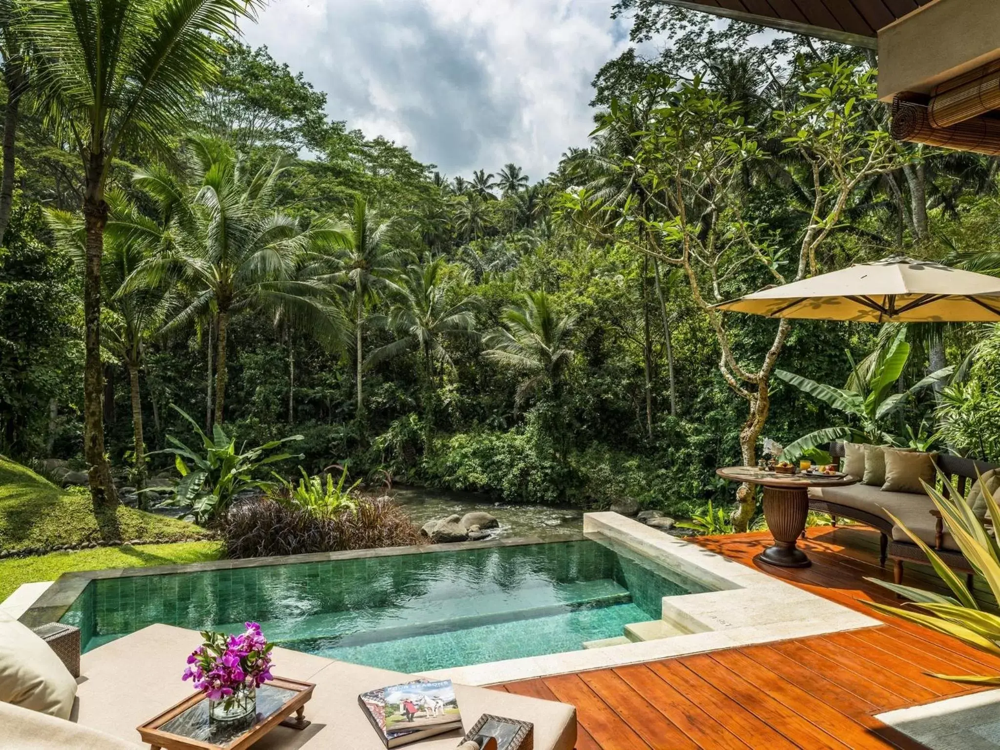 Swimming pool in Four Seasons Resort Bali at Sayan Swimming pool in Four Seasons Resort Bali at Sayan