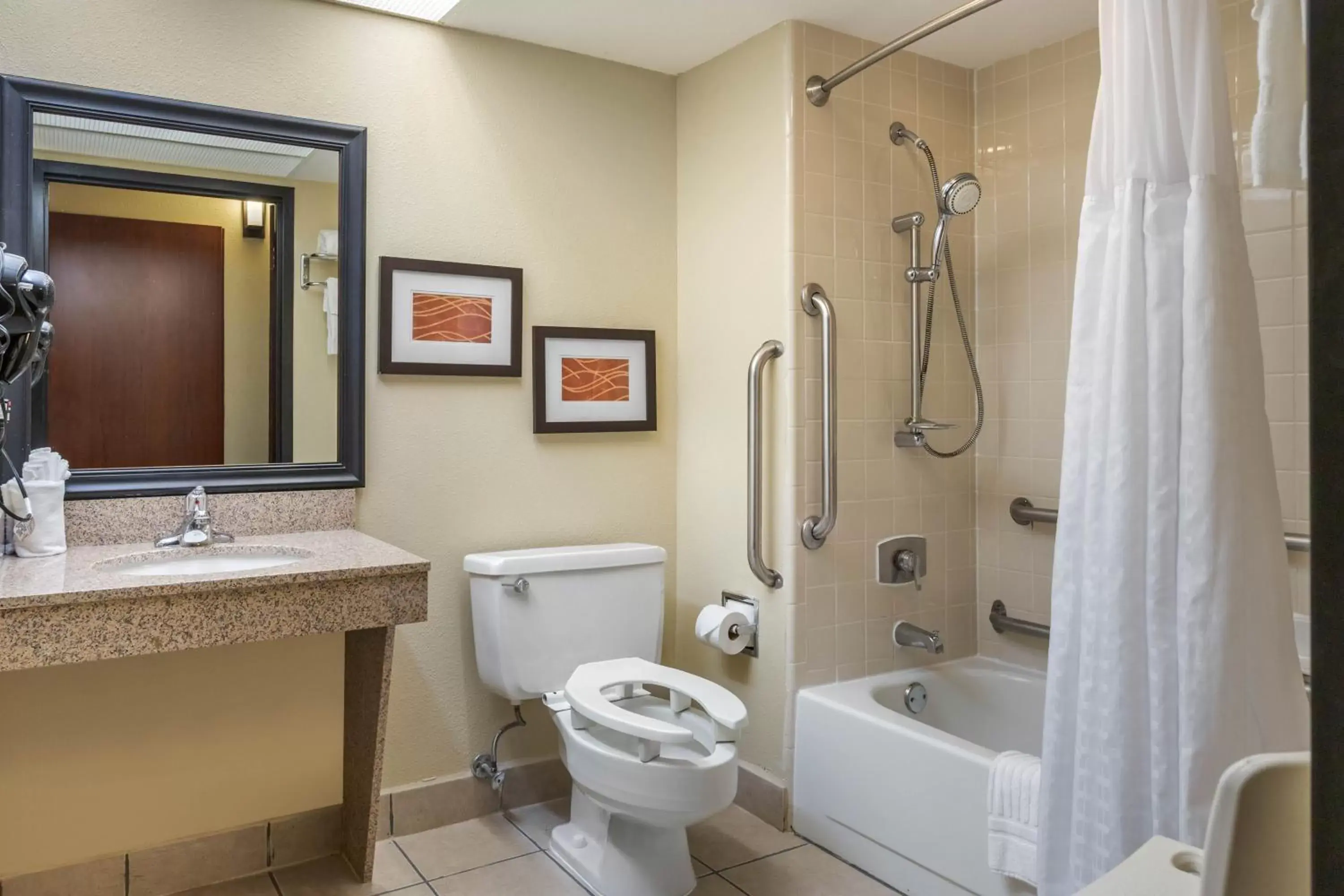 Bathroom in Comfort Inn Grand Rapids Airport