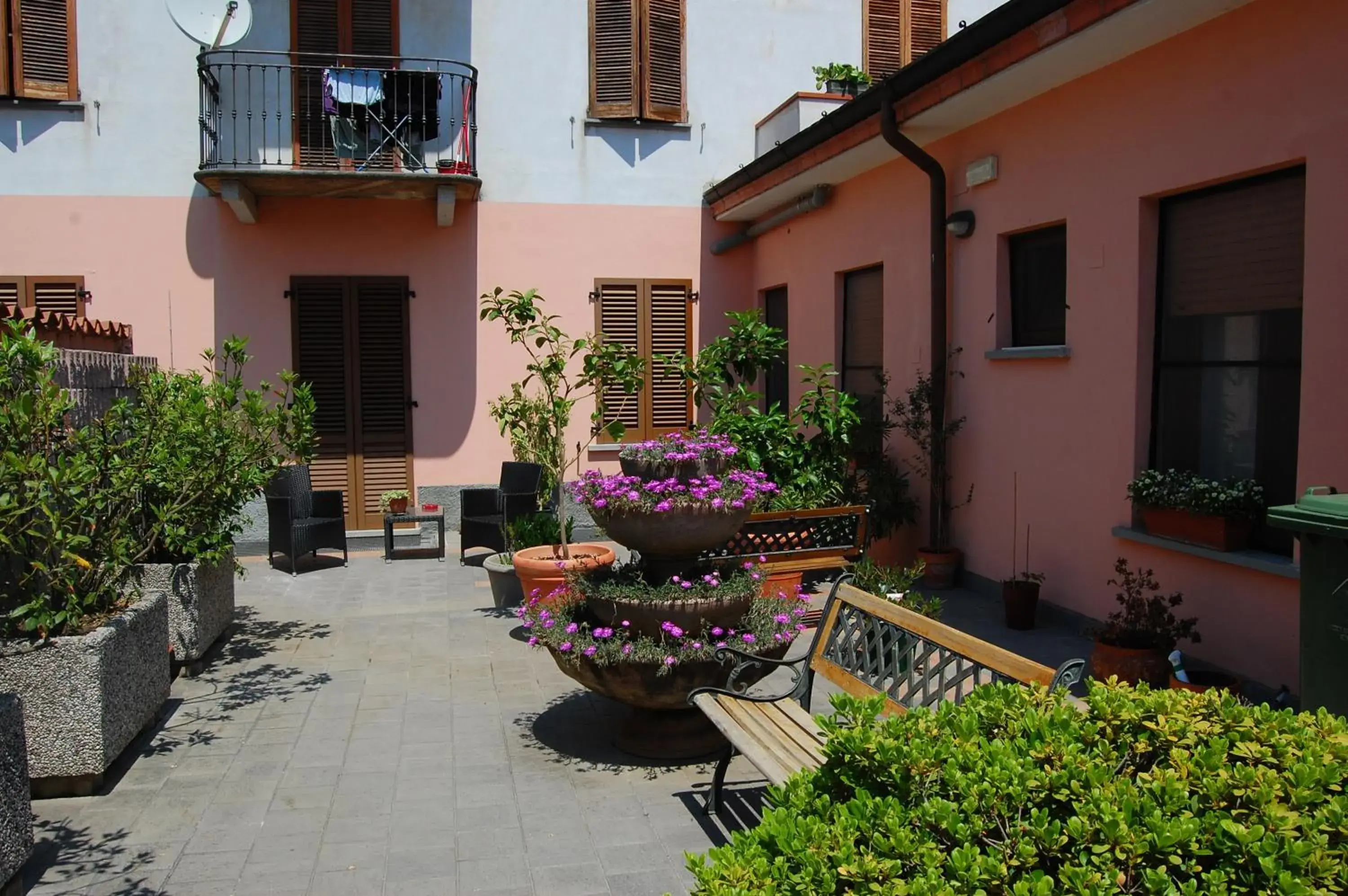 Facade/entrance, Property Building in Albergo Visconti