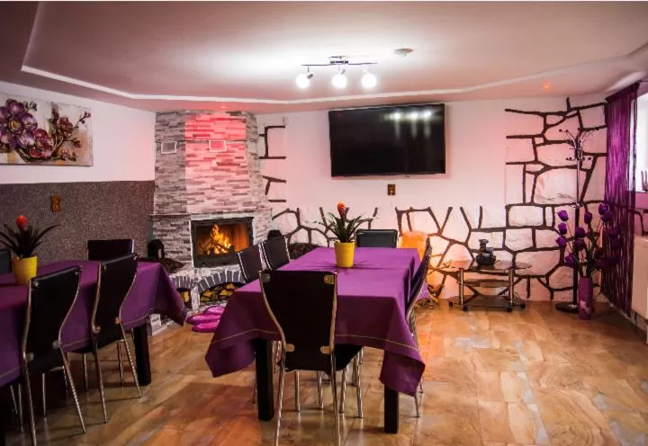 Property building, Restaurant/Places to Eat in Pensiunea SilvAnka