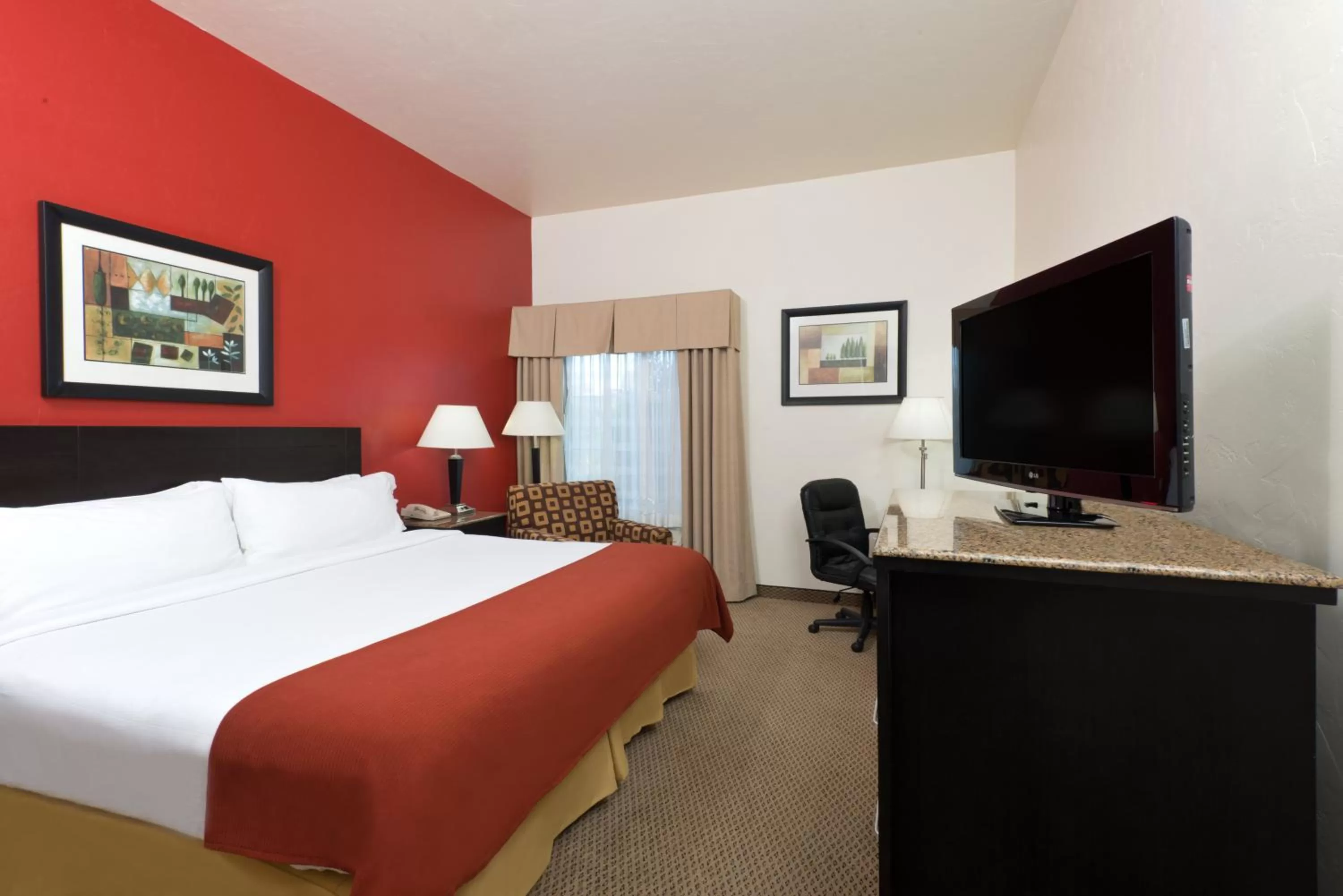 Photo of the whole room, Bed in Holiday Inn Express & Suites Casa Grande by IHG