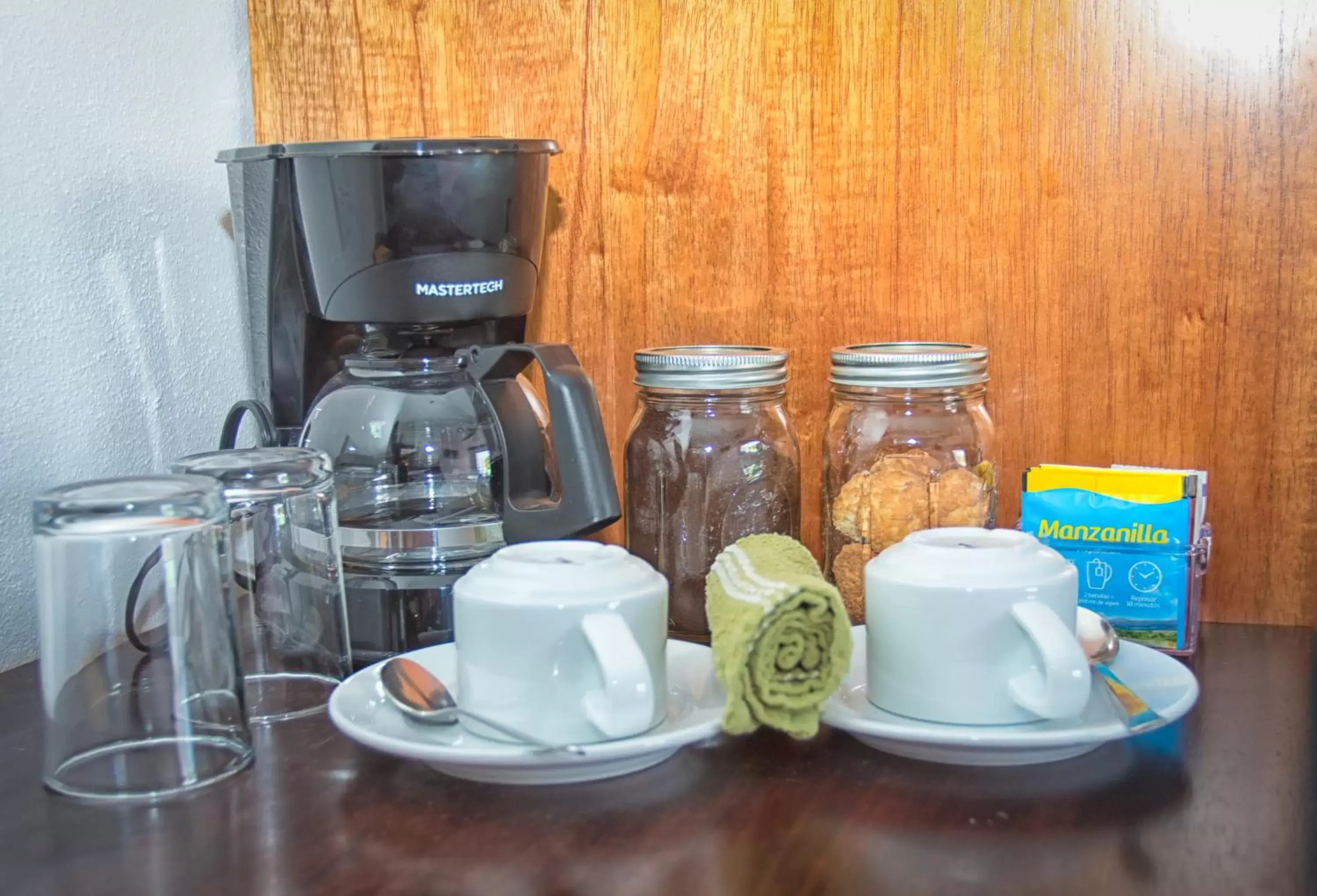 Coffee/tea facilities in La Fortuna Lodge by Treebu Hotels