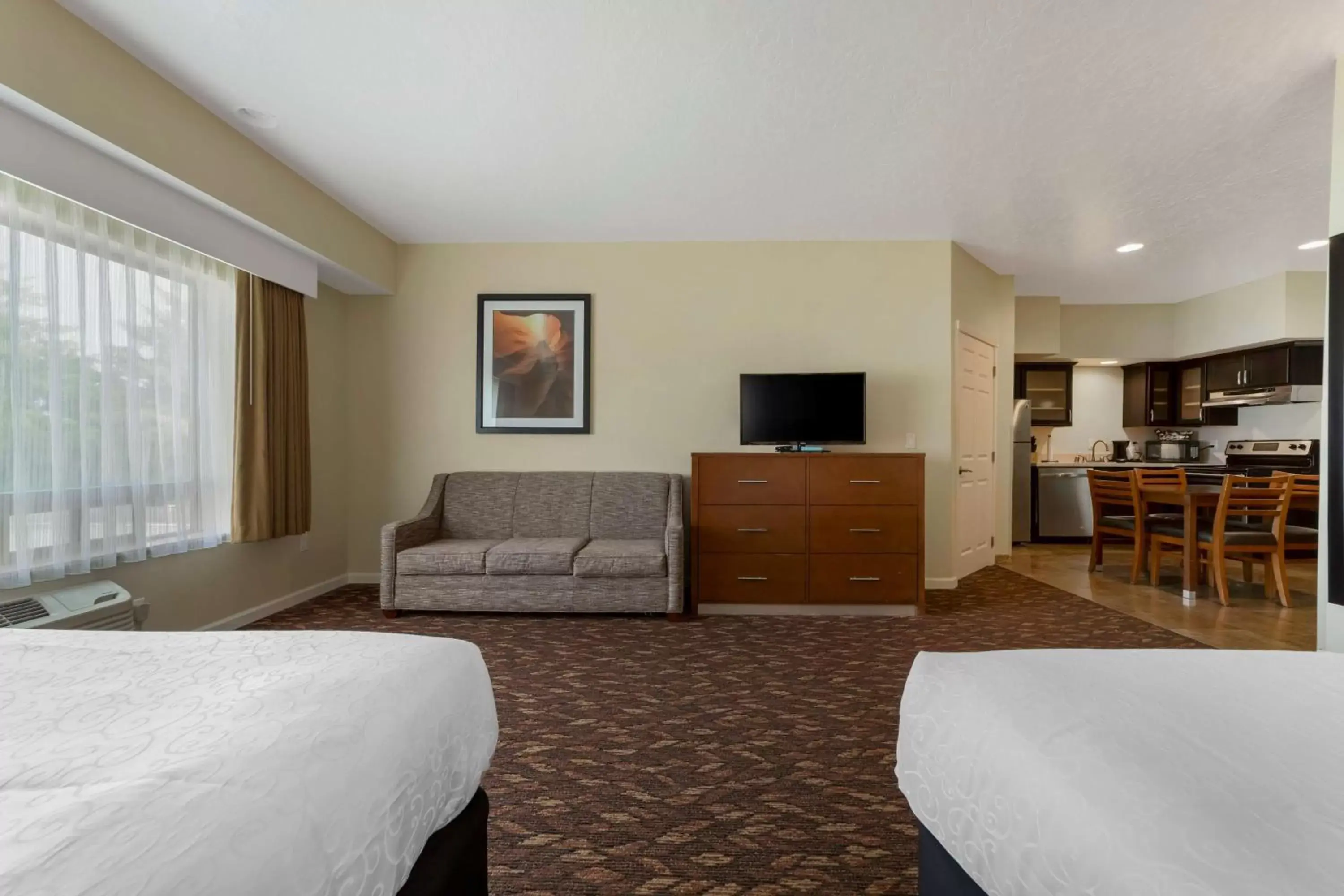 Bedroom, TV/Entertainment Center in Best Western Plus Northwoods Inn