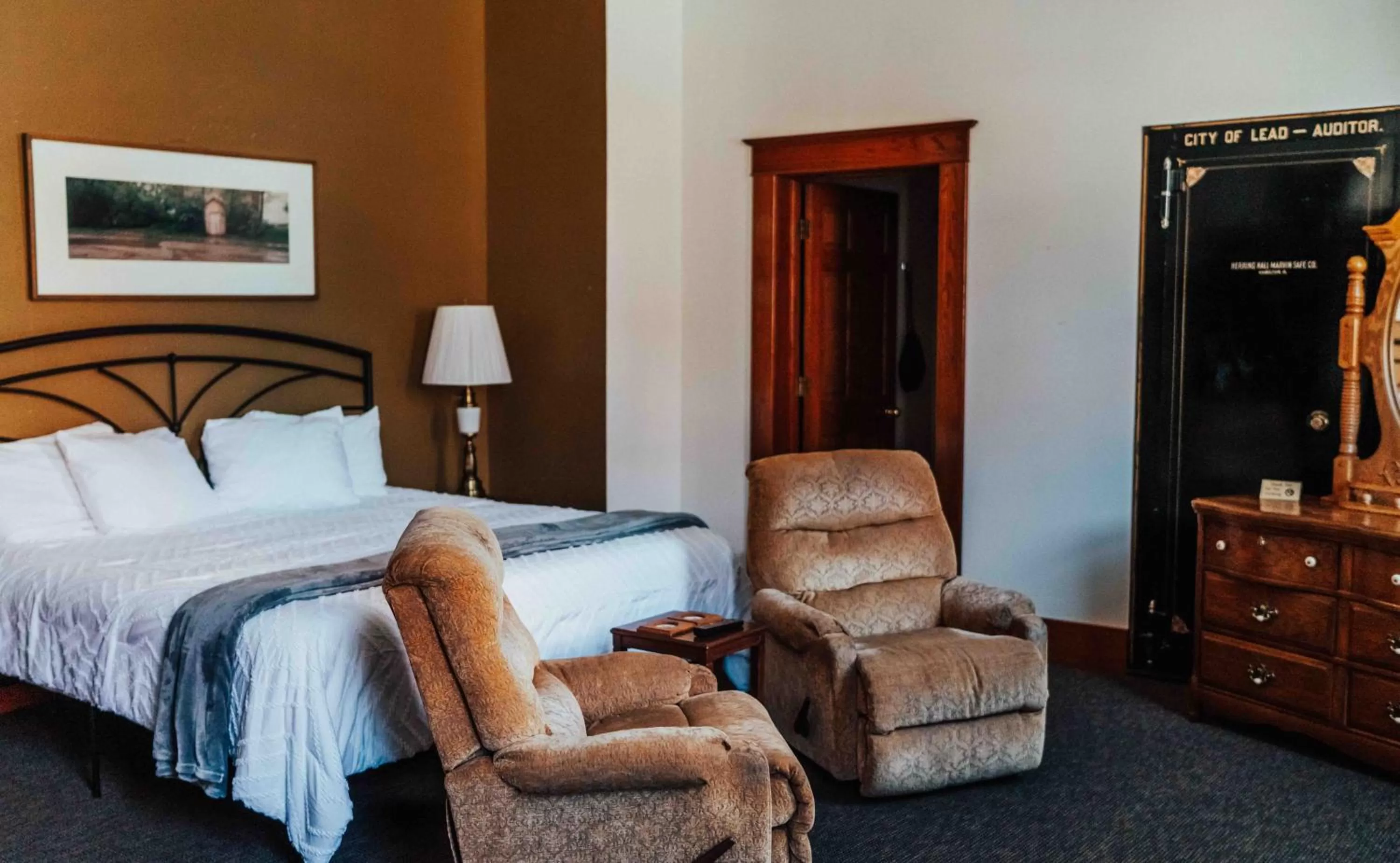 Seating area, Bed in Town Hall Inn