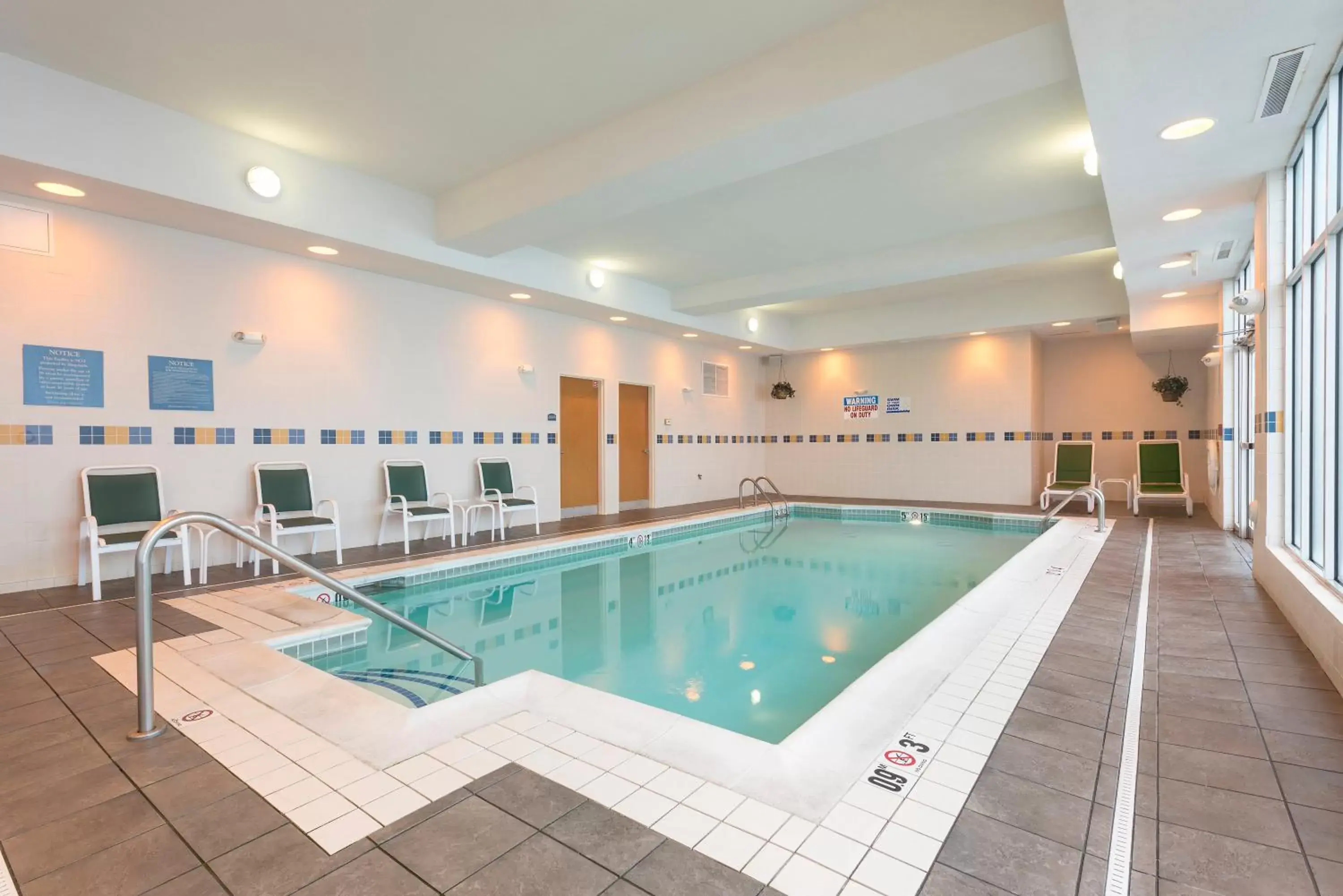 Swimming Pool in Holiday Inn Aurora North - Naperville