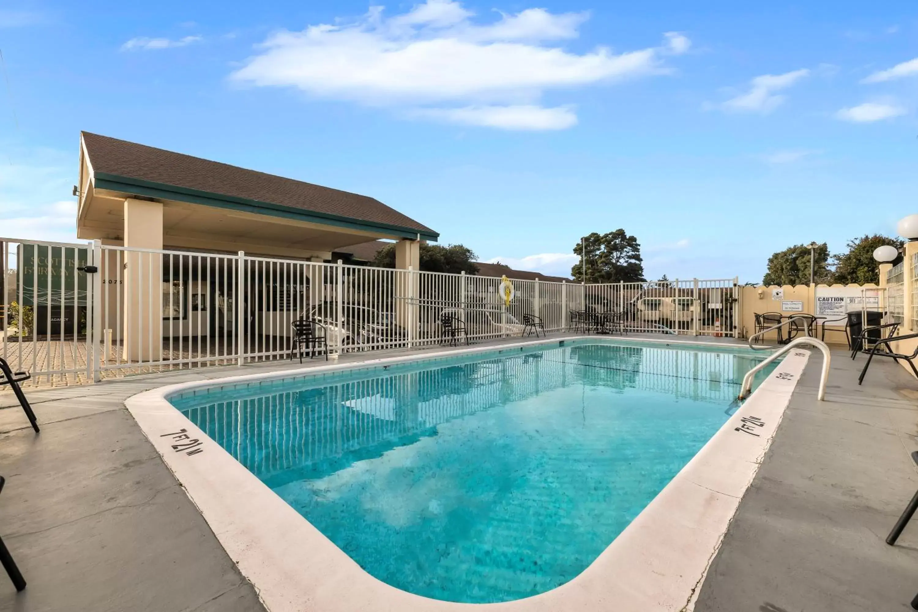 Swimming Pool in Quality Inn Monterey