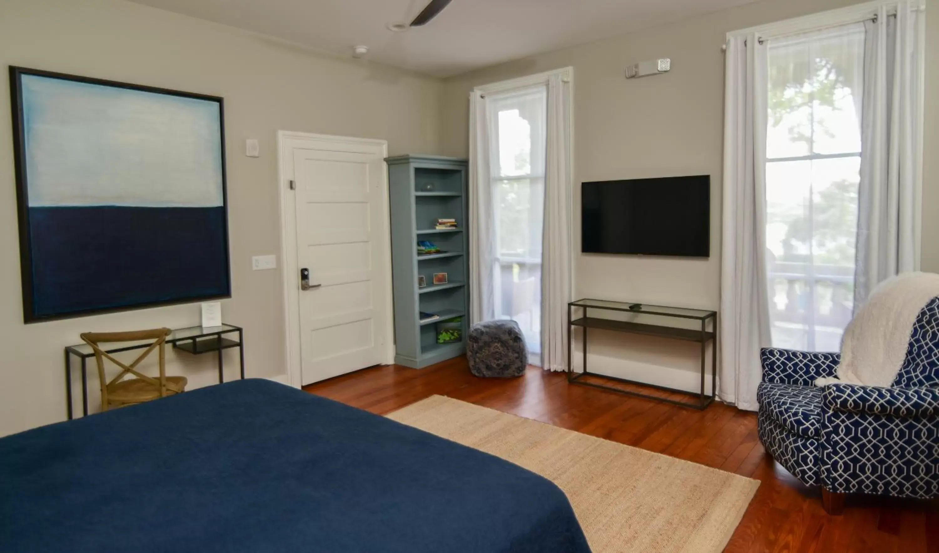 Bed, TV/Entertainment Center in 607 Bay Luxurious Guest Rooms