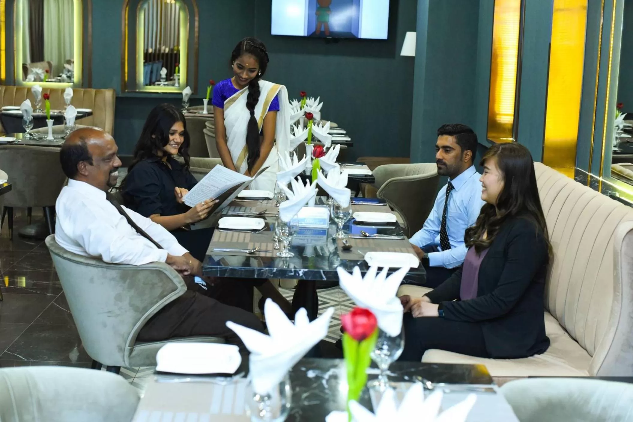 Restaurant/places to eat in Horizon Manor Hotel