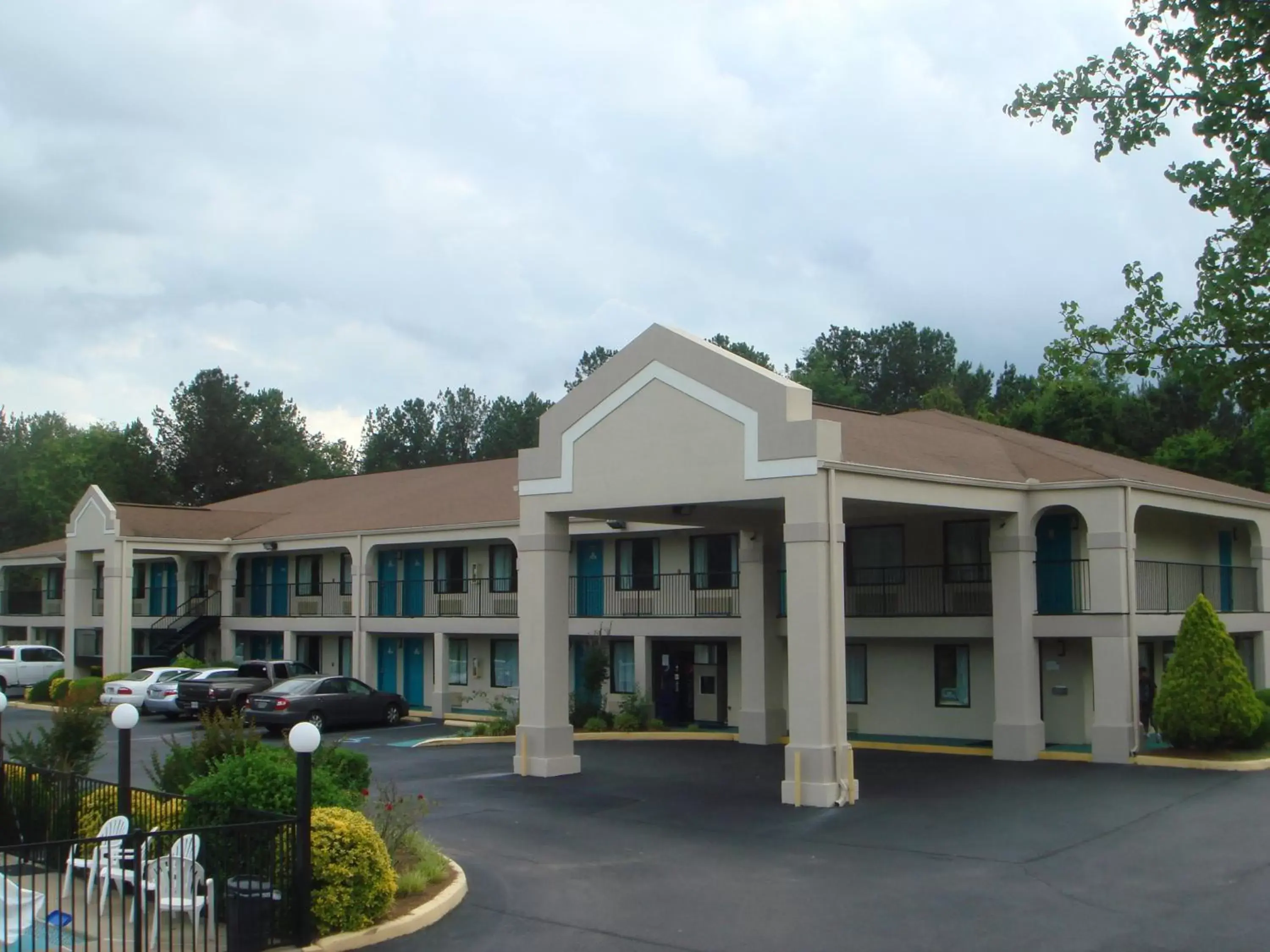 Property Building in Key West Inn - Roanoke