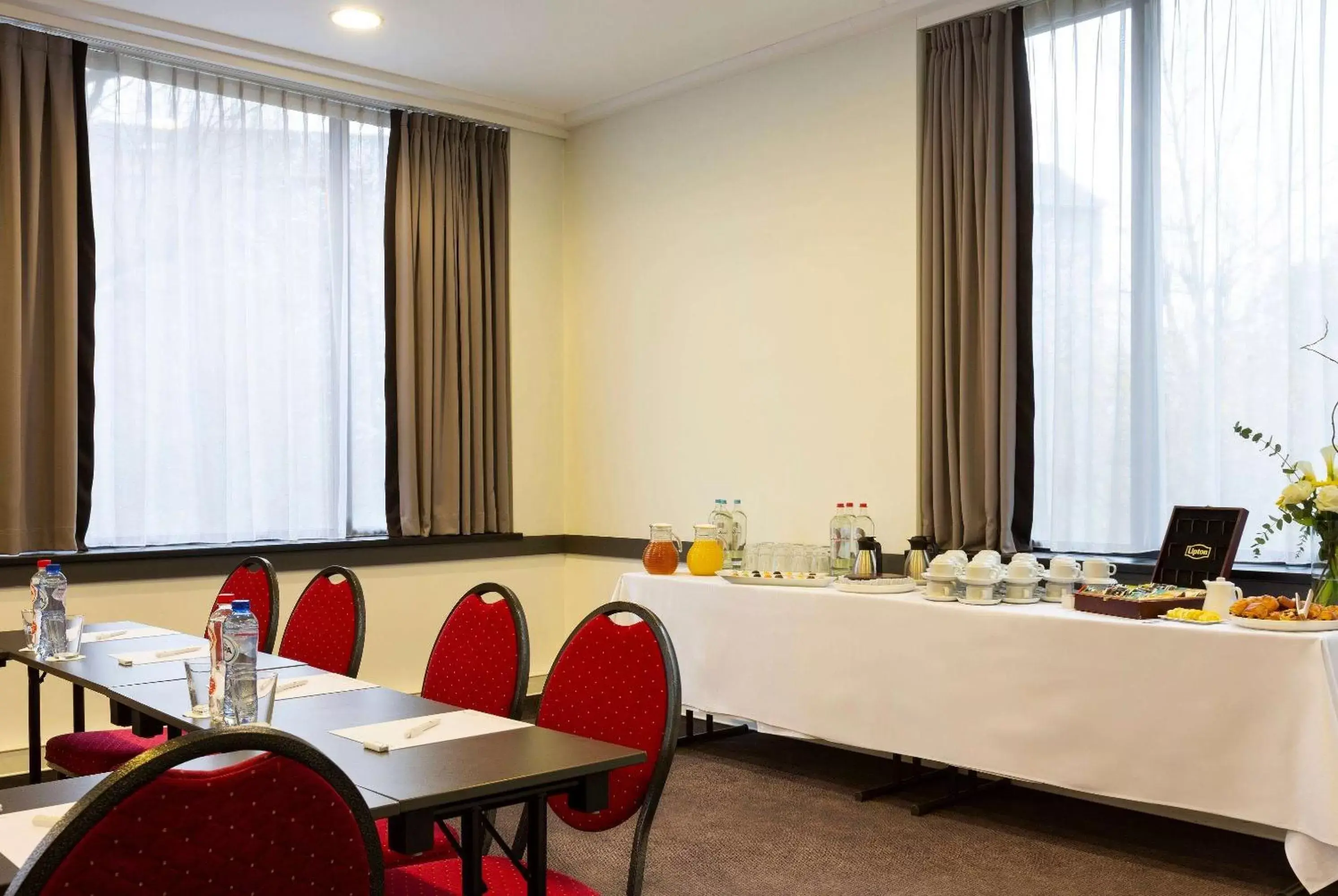 Restaurant/places to eat in Hotel Ramada Brussels Woluwe