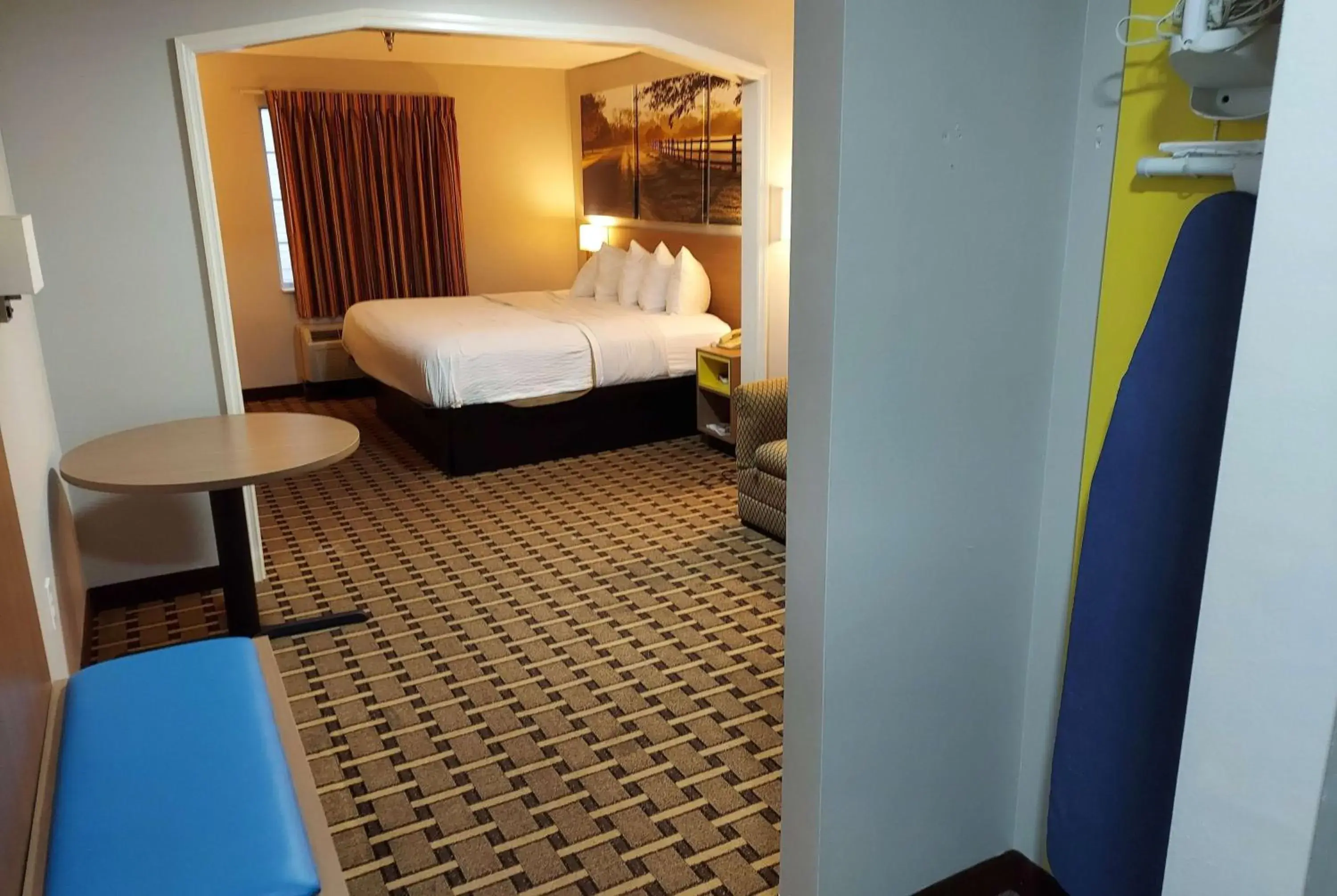 Photo of the whole room, Bed in Days Inn & Suites by Wyndham Huntsville