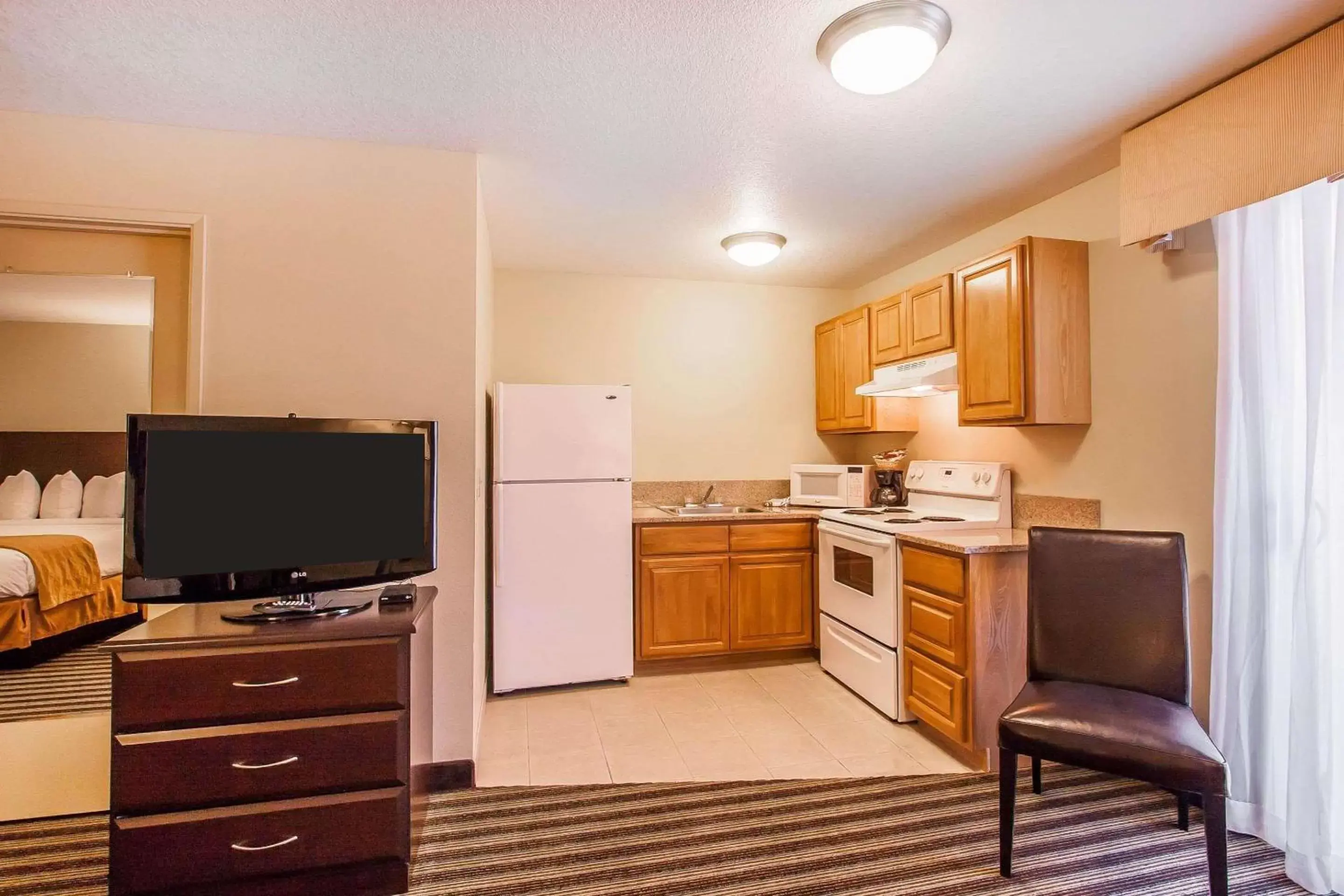 Photo of the whole room, Kitchen/Kitchenette in Quality Inn & Suites Vancouver