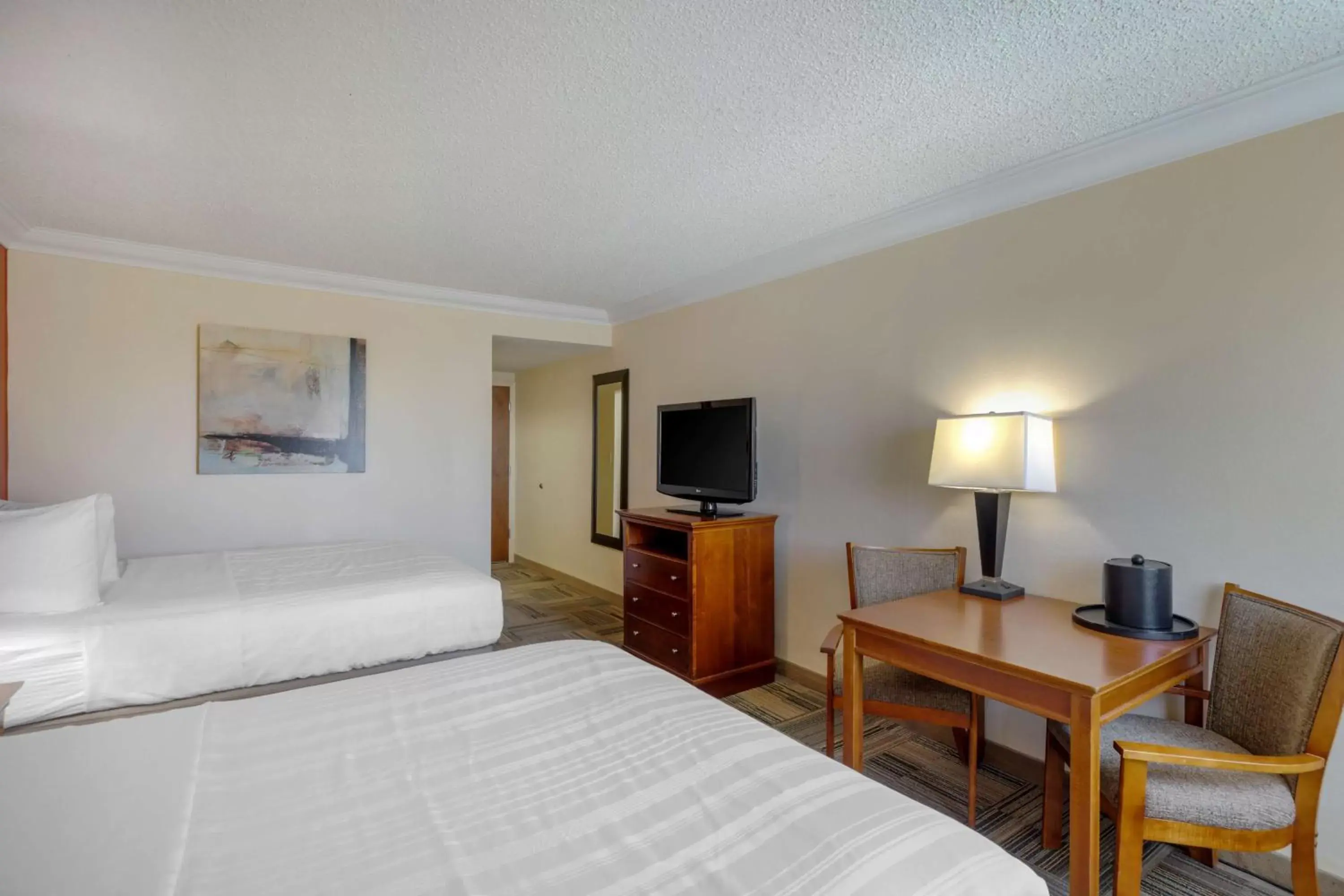 Bedroom, TV/Entertainment Center in Best Western Plus Loveland Inn