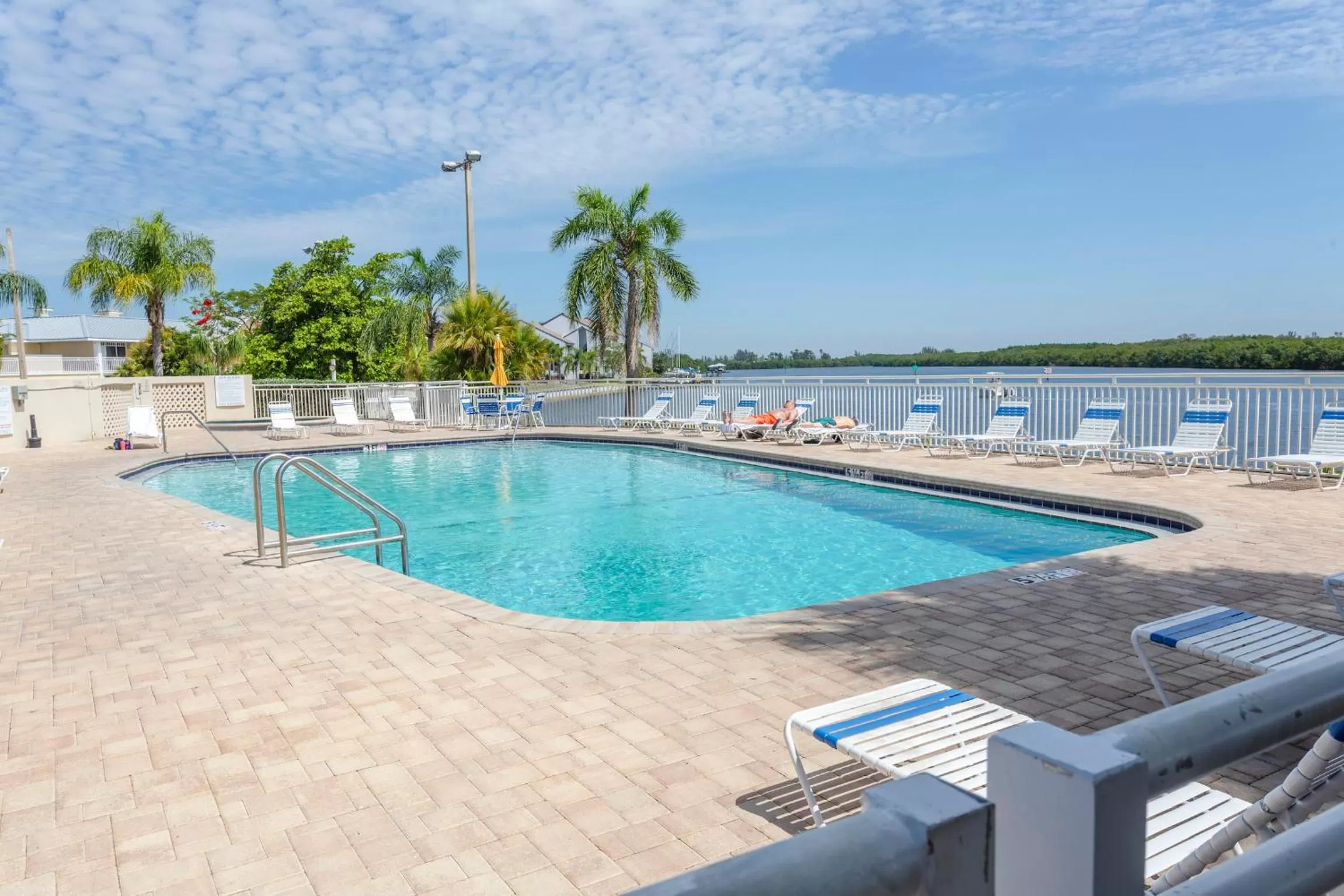 Swimming pool in TAMPA BAY, BEACH step away, WIFI, FREE PARKING,POOLS, JACUZZI
