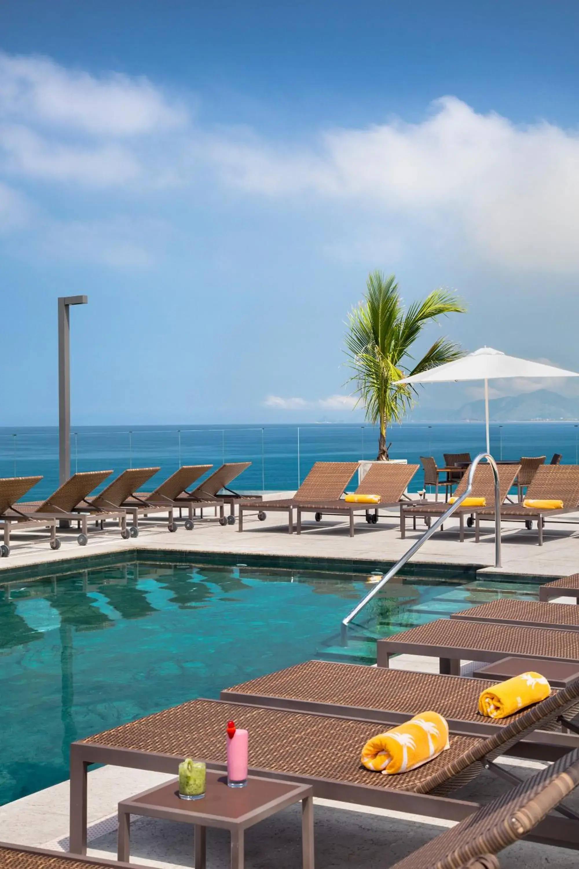 Swimming Pool in Windsor Oceanico Hotel