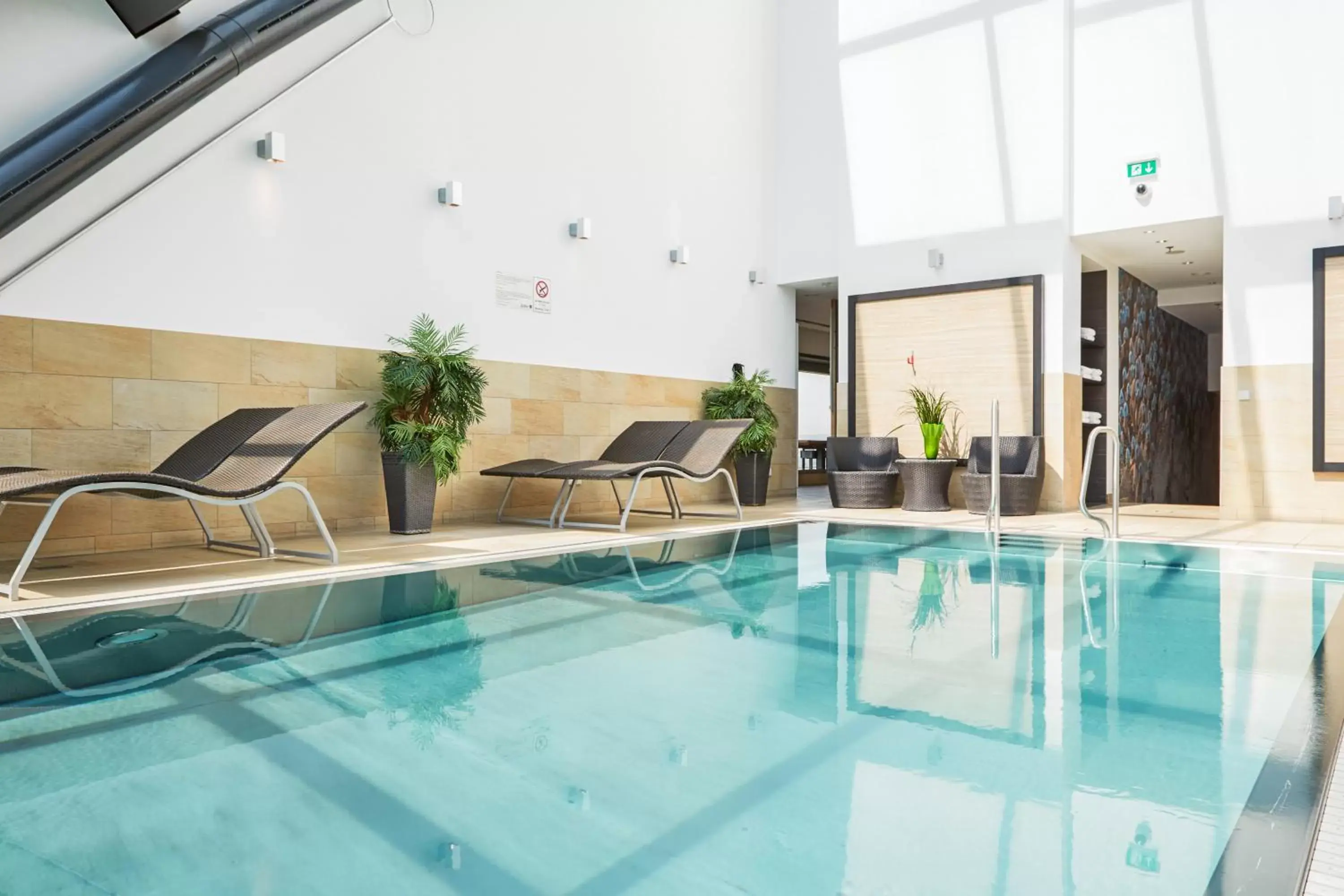 Swimming Pool in Radisson Blu Hotel Frankfurt