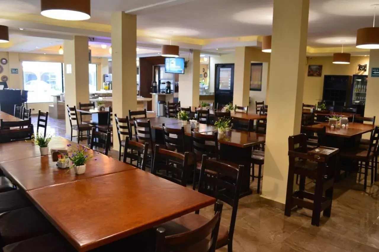 Restaurant/Places to Eat in Hotel San Ignacio Inn