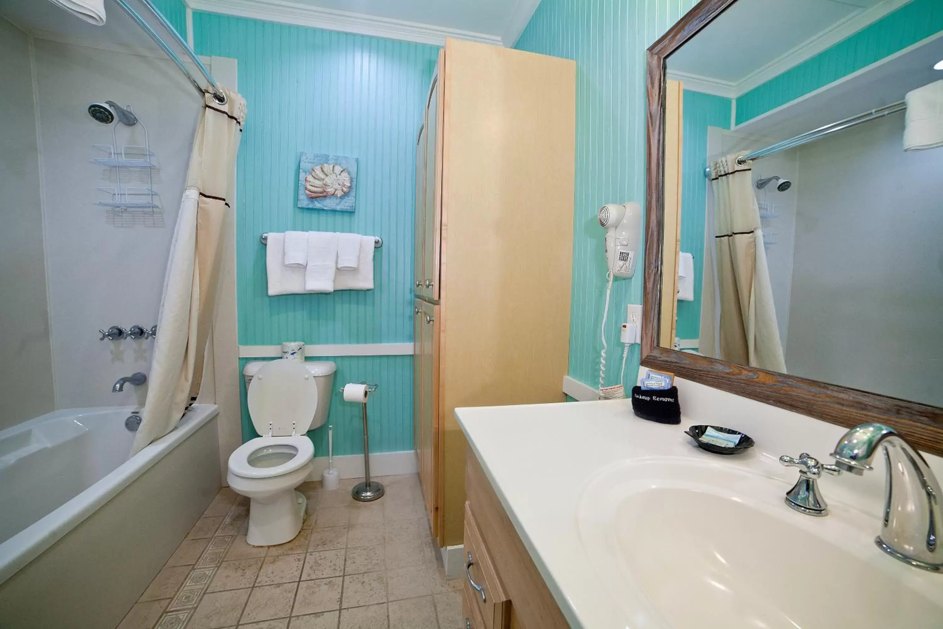 Bathroom in Georgianne Inn & Suites check in 212 Bulter Ave