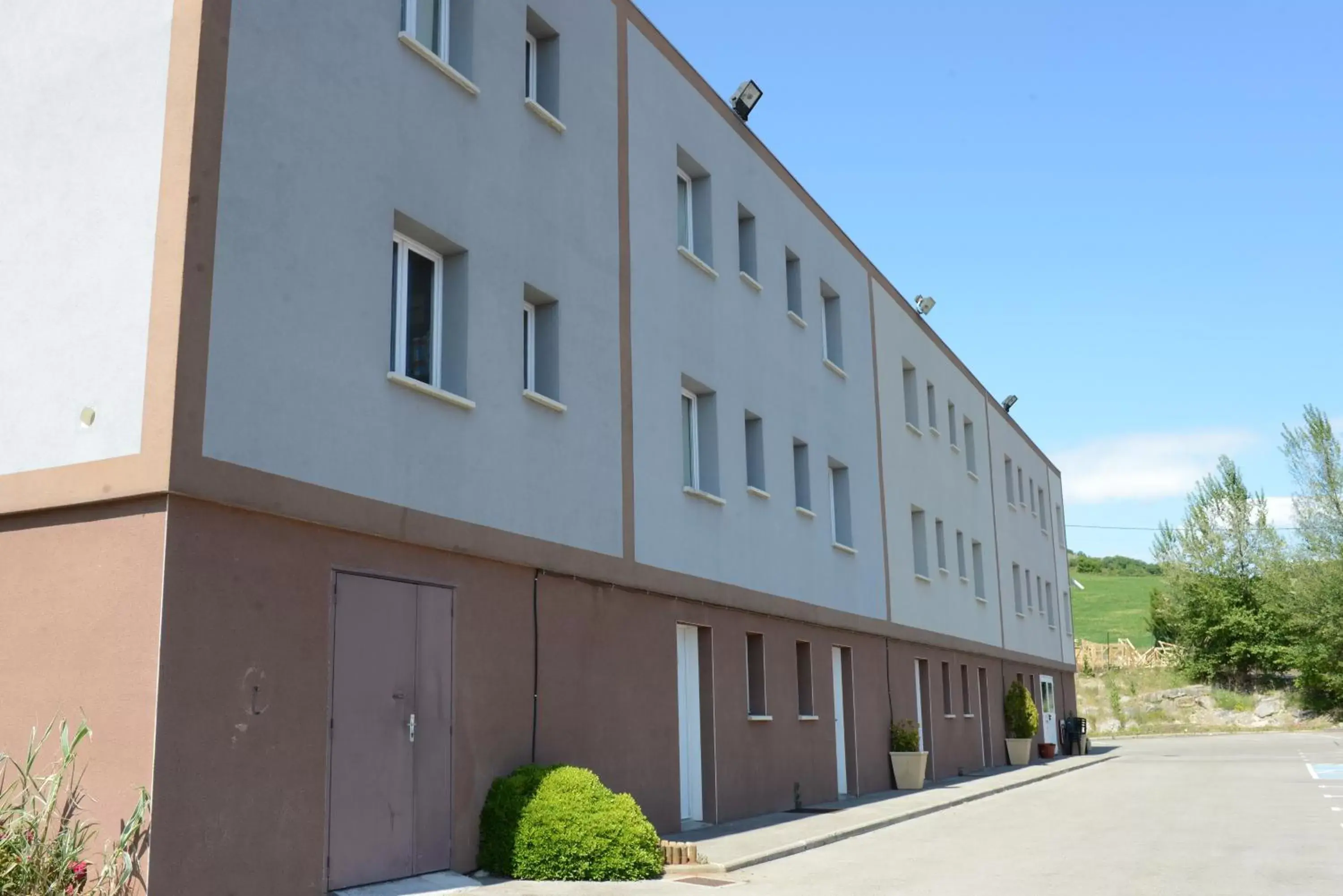 Facade/entrance, Property Building in Hotel Restaurant du Bowling de Millau