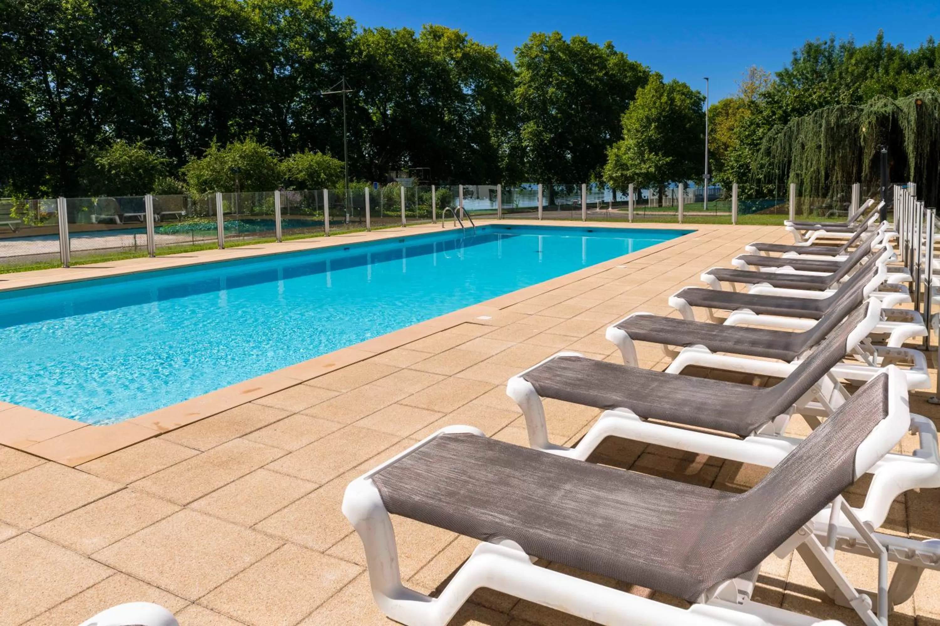 Swimming pool in Hôtel Mercure Mâcon Bord de Saône