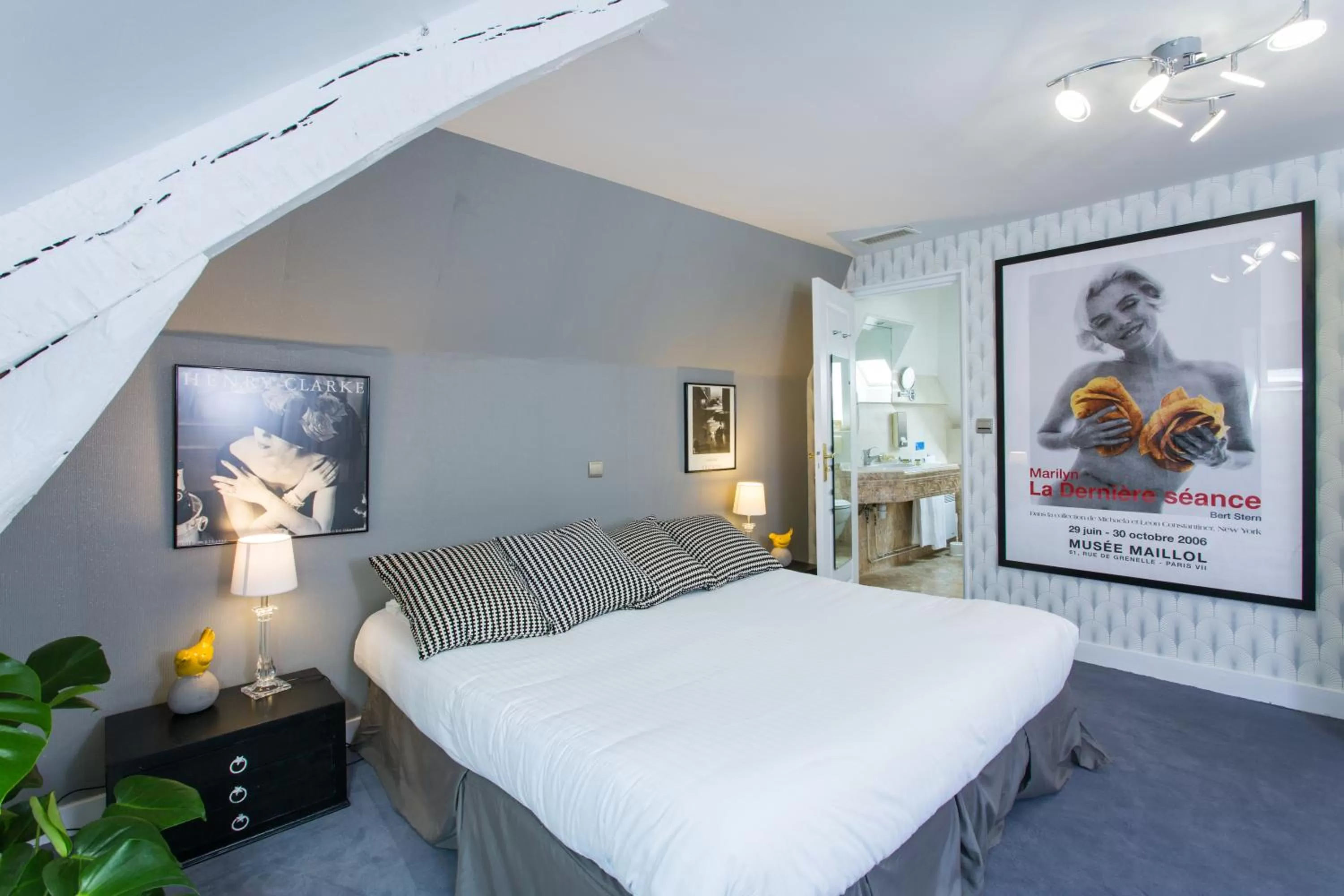 Bed in Logis Hôtels Restaurant La Mère Hamard