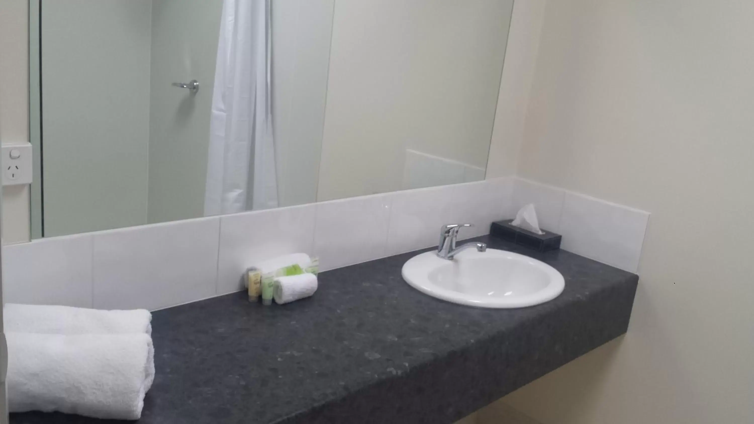 Shower, Bathroom in Heyfield Railway Hotel