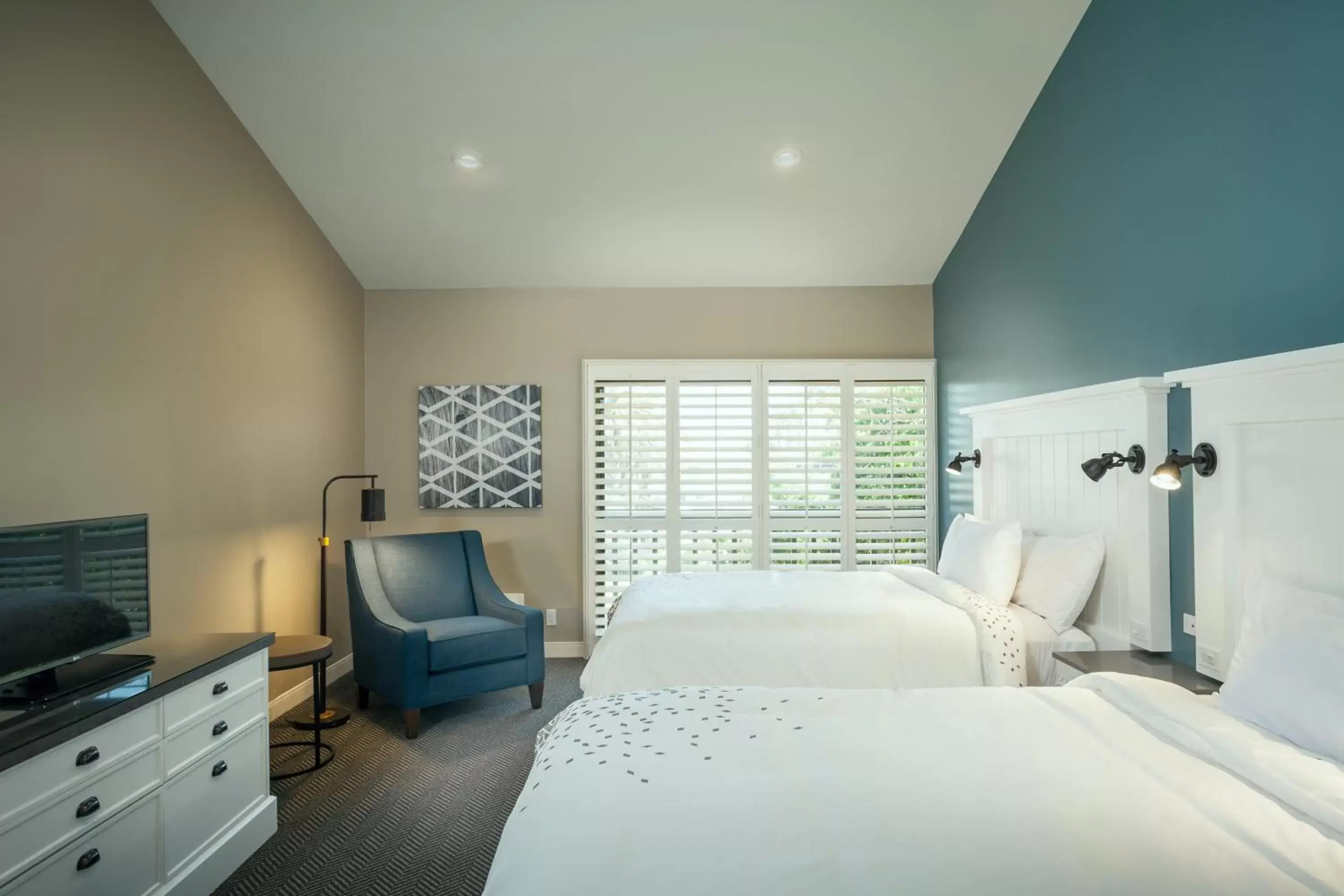 Bedroom in Pacific Shores Inn